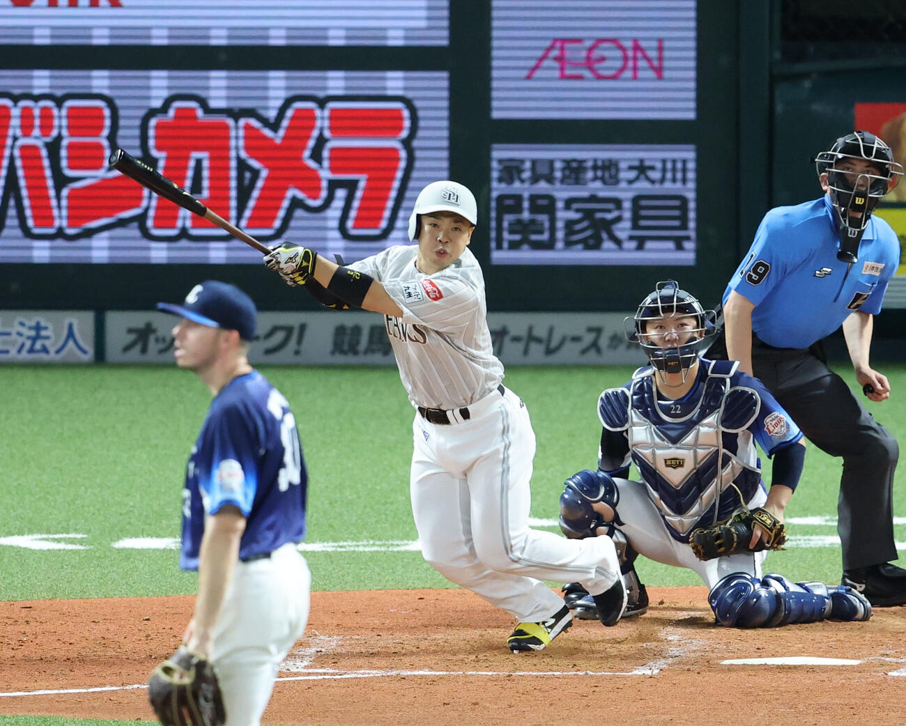 ソフトバンク対西武　4回裏ソフトバンク1死一、二塁、近藤健介は中越えに2点適時二塁打を放つ（撮影・梅根麻紀）