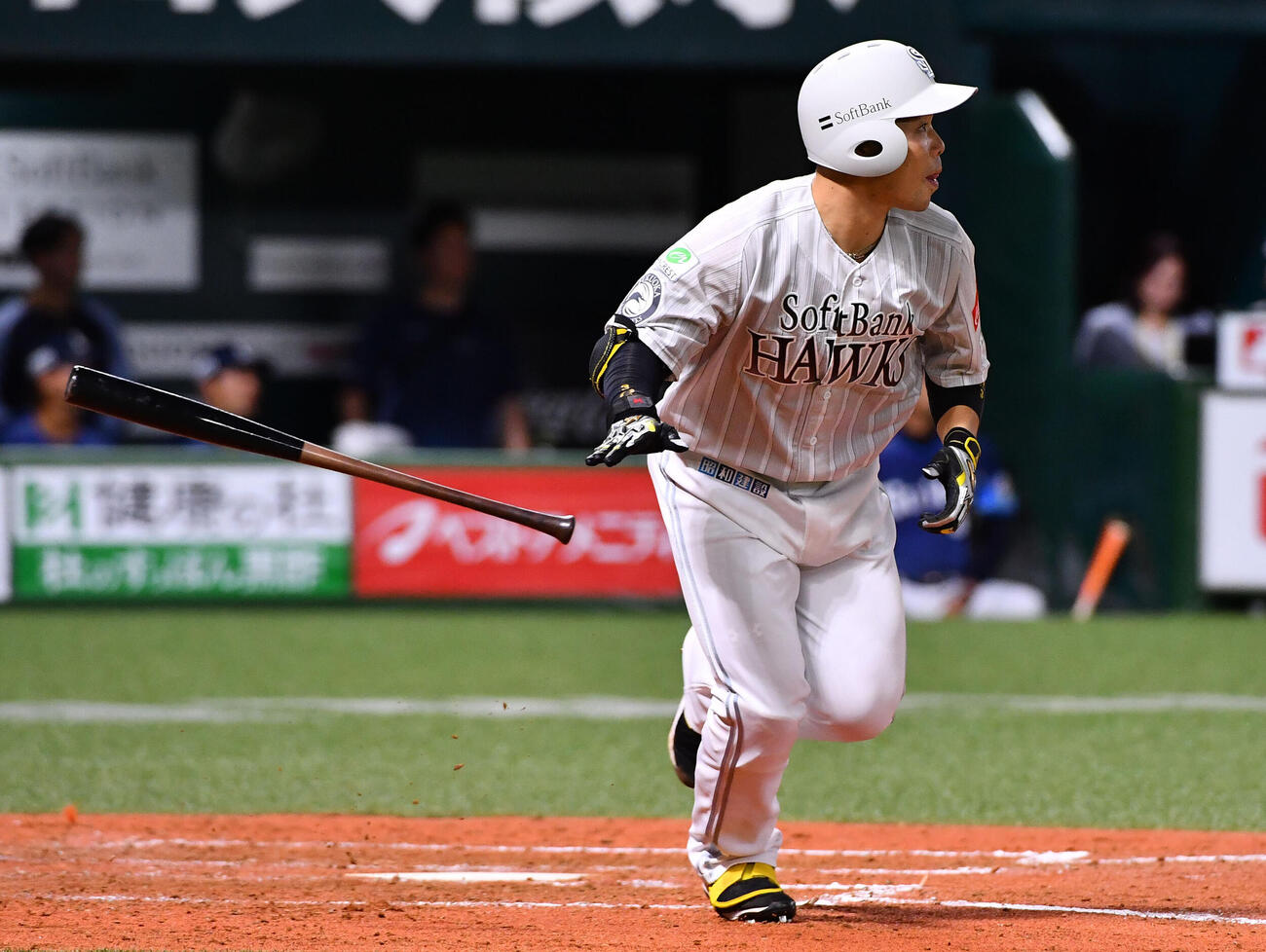 ソフトバンク対西武　4回裏ソフトバンク1死一、二塁、近藤健介は2点適時二塁打を放つ（撮影・岩下翔太）