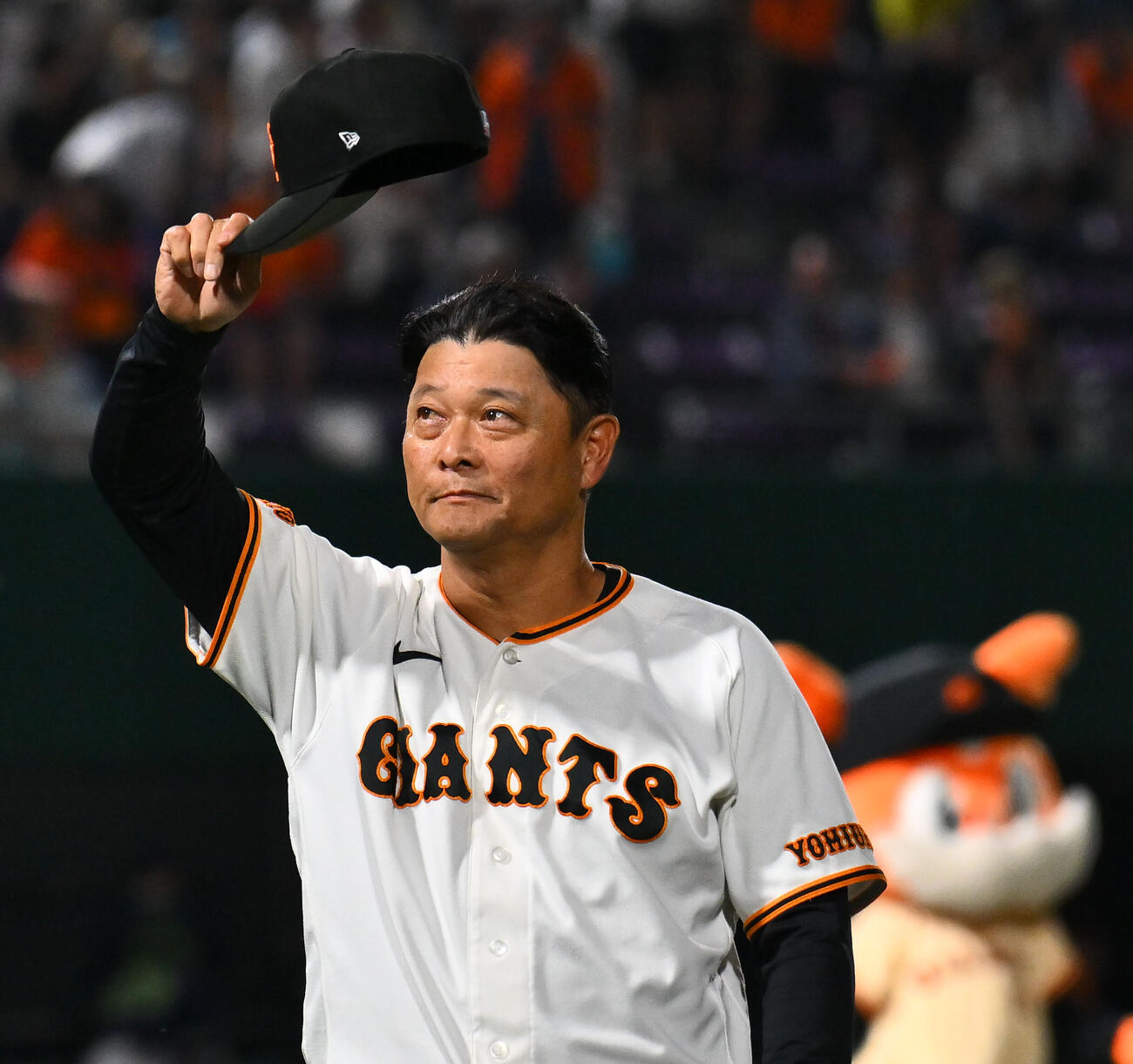 巨人対ヤクルト　試合に勝利しファンにあいさつする巨人橋上秀樹監督代行（撮影・滝沢徹郎）