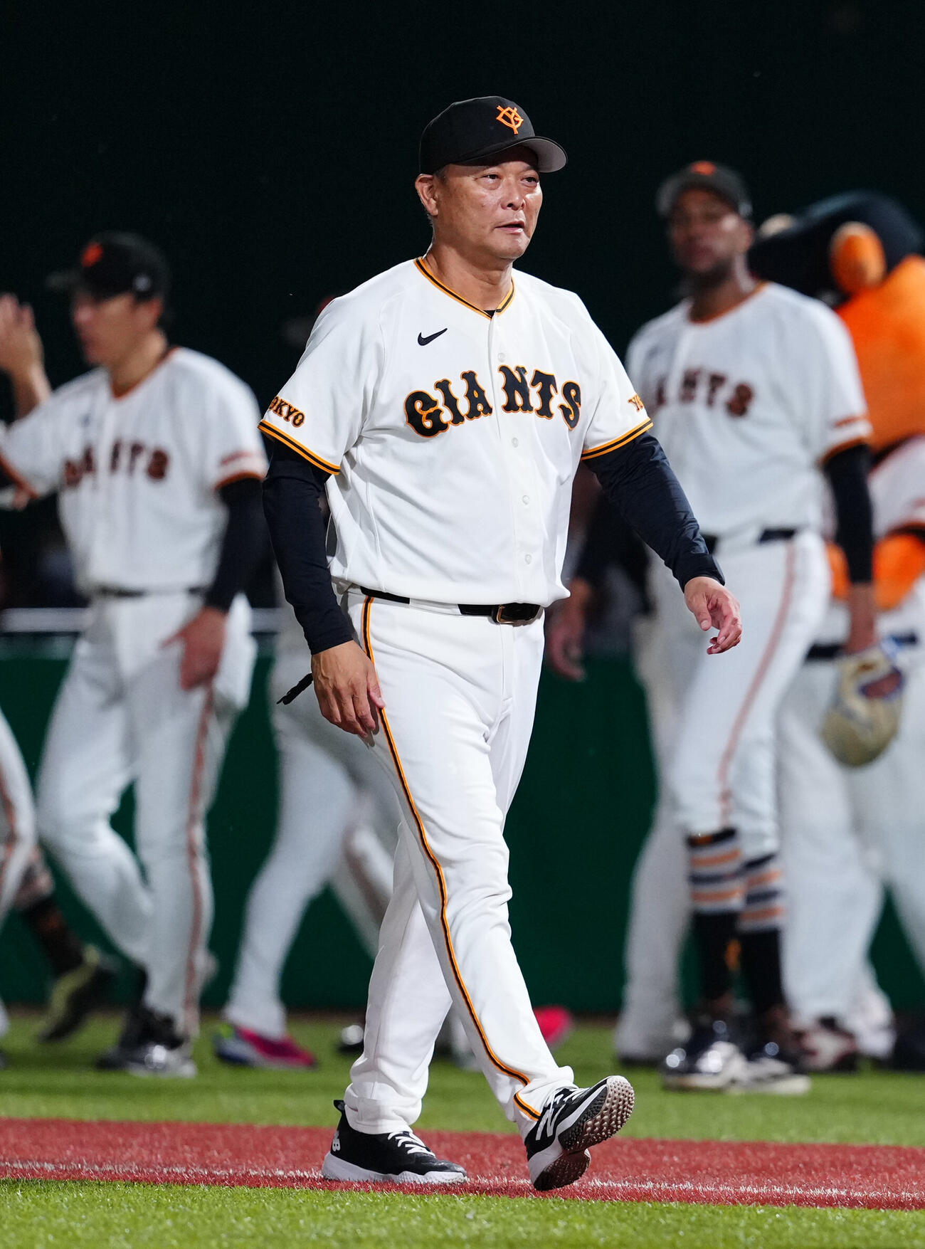 巨人対ヤクルト　試合後、あいさつに向かう巨人橋上秀樹監督代行（撮影・江口和貴）