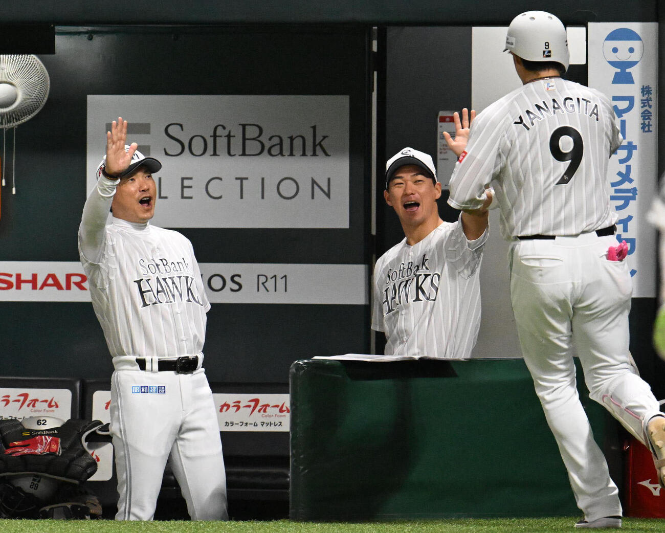 ソフトバンク対西武　5回裏ソフトバンク無死、柳田悠岐（右）は本塁打を放ち小久保裕紀監督とタッチを交わす（撮影・林敢治）