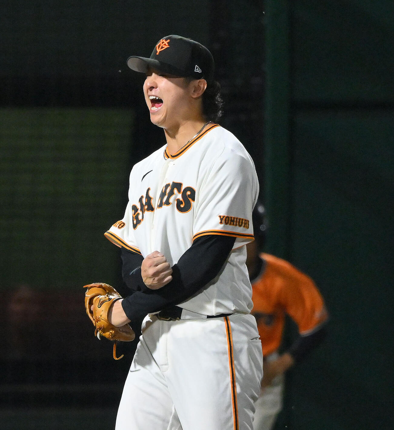巨人対ヤクルト　8回表ヤクルト2死一、二塁、武岡龍世を捕飛に打ち取り、雄たけびを上げる田中瑛斗（撮影・滝沢徹郎）