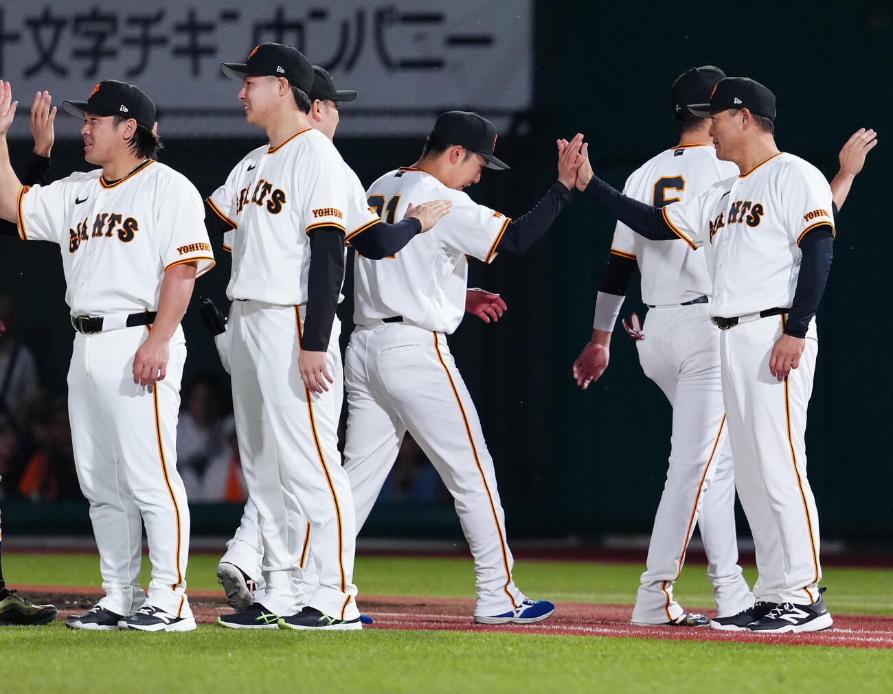 巨人対ヤクルト　試合後、巨人赤星優志（左から4人目）とタッチを交わす橋上秀樹監督代行（撮影・江口和貴）