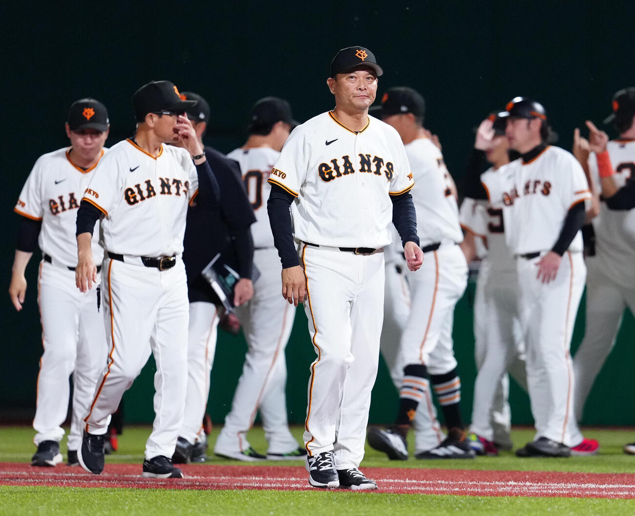 巨人対ヤクルト　試合後、あいさつに向かう巨人橋上秀樹監督代行（撮影・江口和貴）