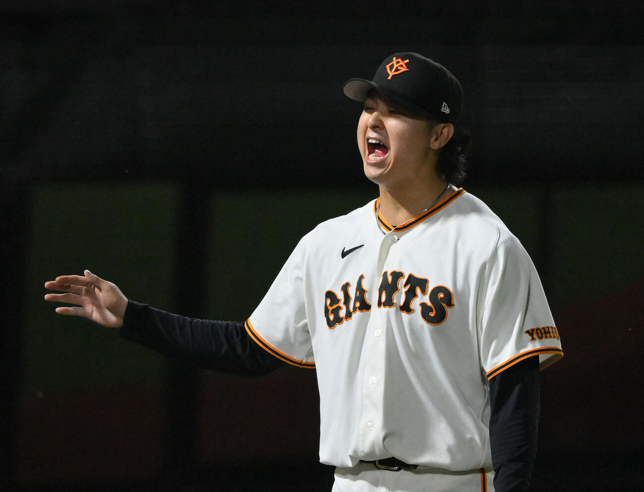 巨人対ヤクルト　8回表ヤクルト2死一、二塁、武岡龍世を捕飛に打ち取り雄たけびを上げる田中瑛斗（撮影・滝沢徹郎）