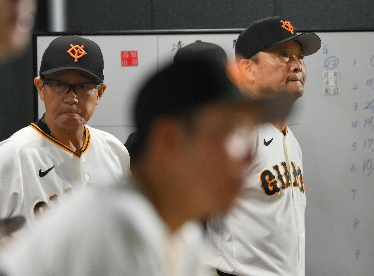 巨人対ヤクルト　戦況を見守る巨人橋上秀樹監督代行（右）（撮影・滝沢徹郎）