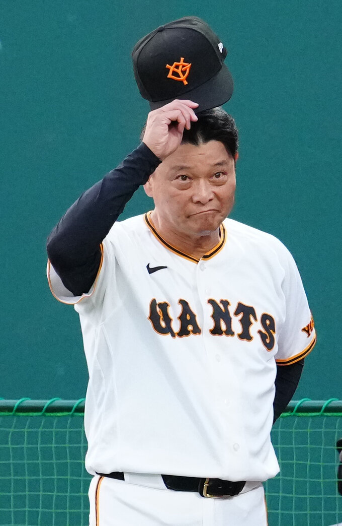 巨人対ヤクルト　2回表、巨人先発西舘勇陽がヤクルト松下歩叶に頭部死球を与え、謝罪する橋上秀樹監督代行