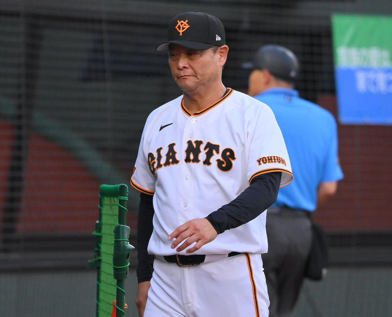 巨人対ヤクルト　2回表、巨人先発の西舘勇陽が危険球で退場となり投手の交代を告げる橋上秀樹監督代行（撮影・滝沢徹郎）
