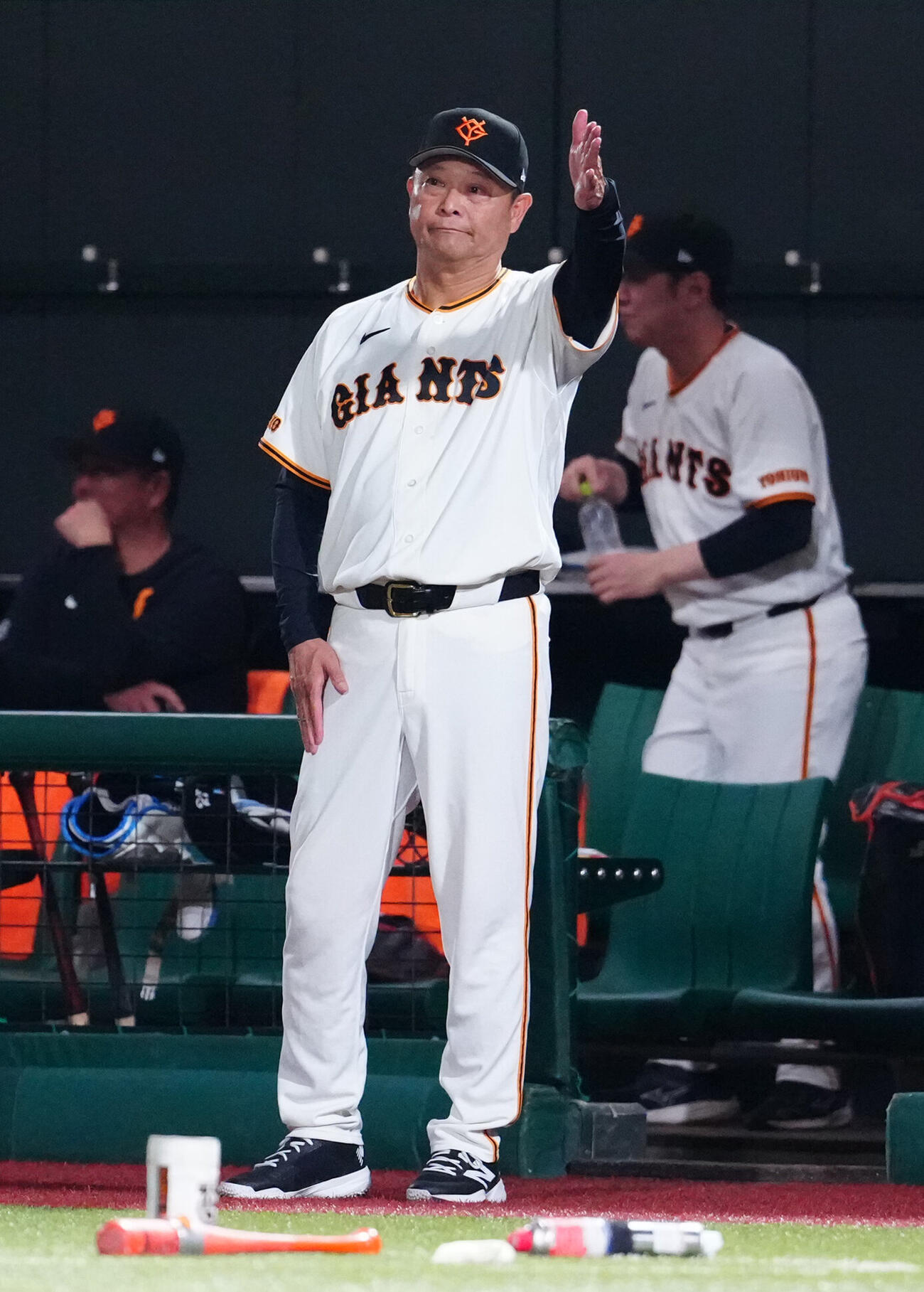 巨人対ヤクルト　7回裏、代打を伝える巨人橋上秀樹監督代行（撮影・江口和貴）