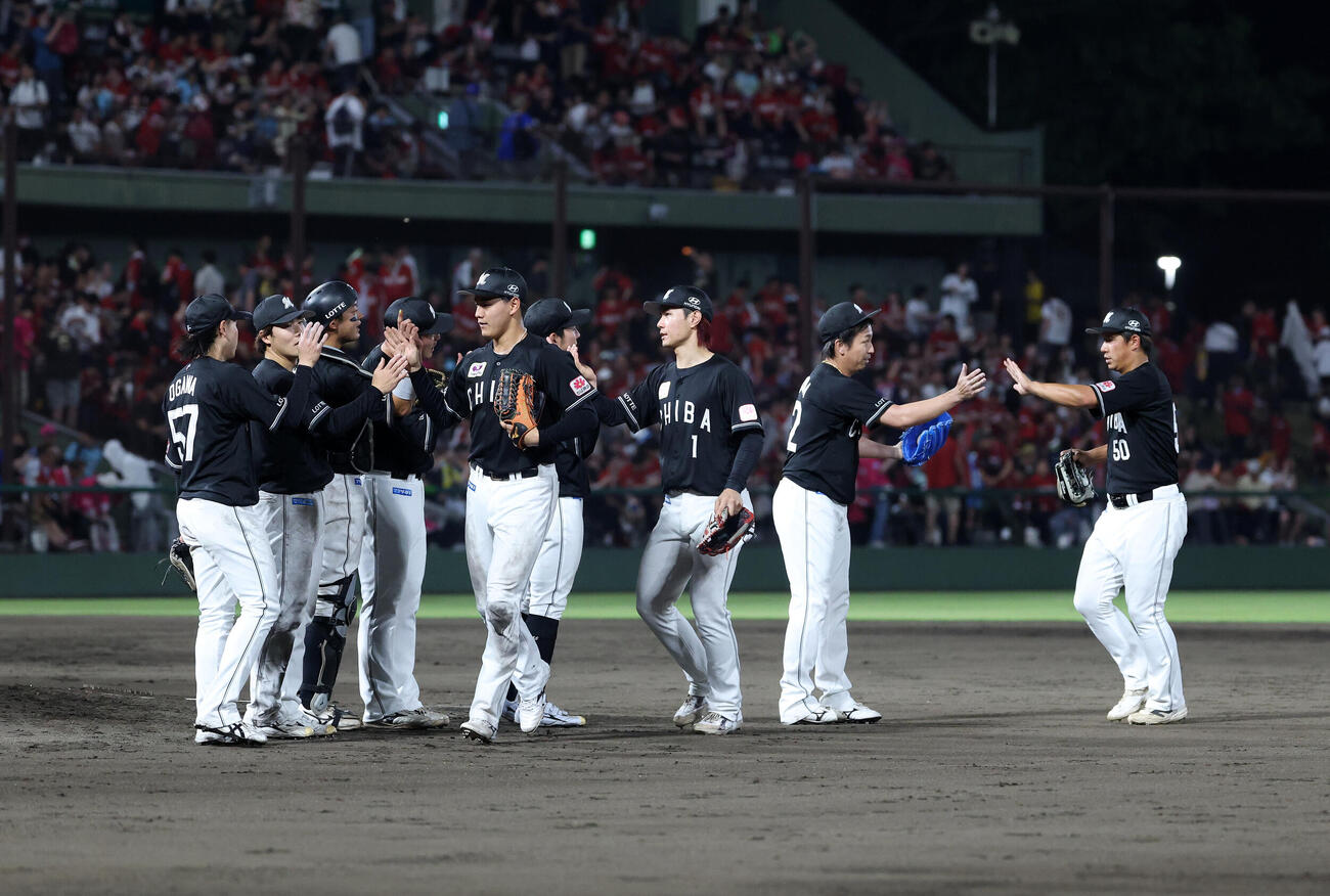 楽天対ロッテ　勝利しマウンドに集まるロッテの選手たち（撮影・鈴木正人）