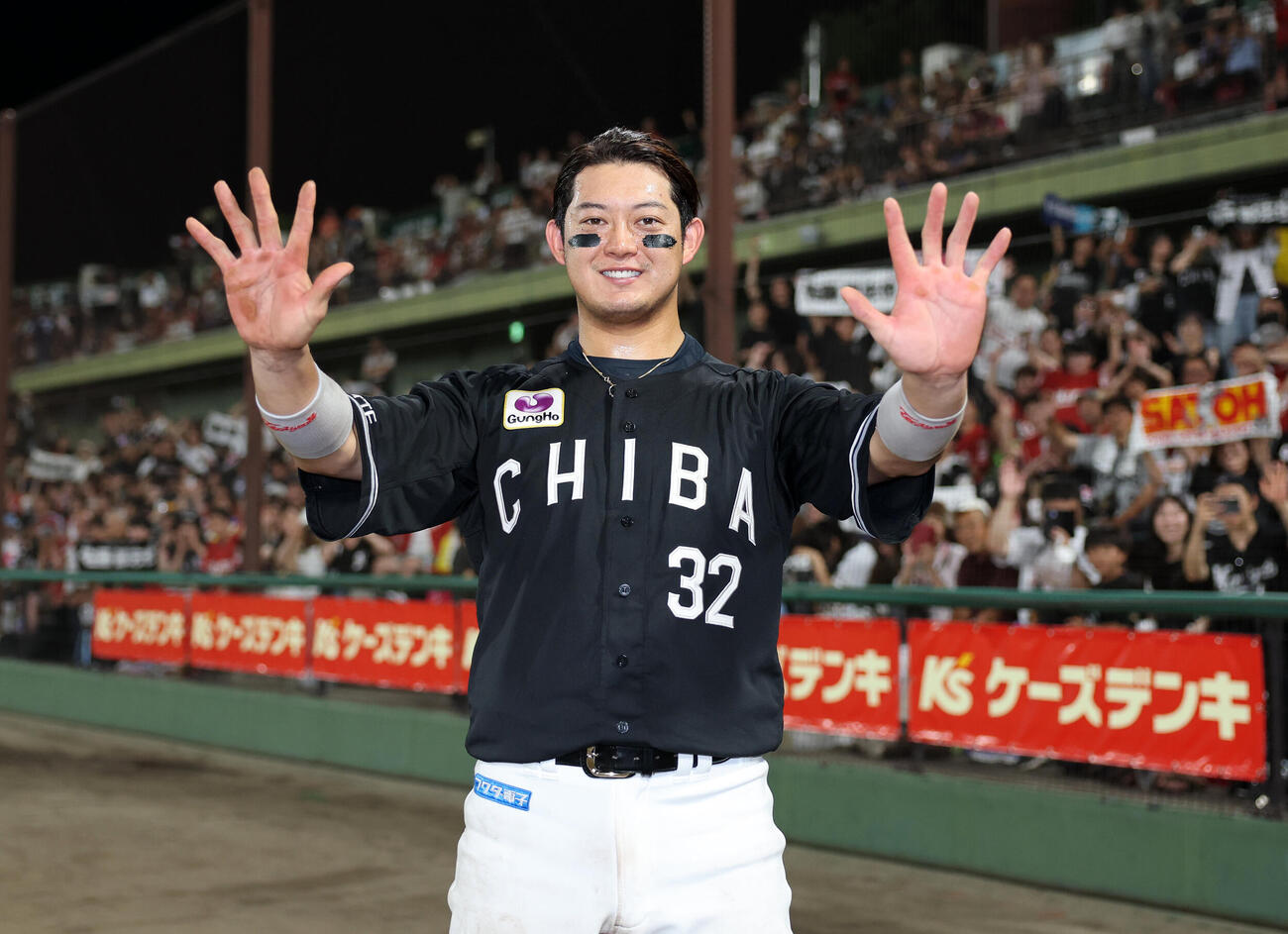 楽天対ロッテ　初の二桁本塁打を記録したロッテ佐藤都志也（撮影・鈴木正人）