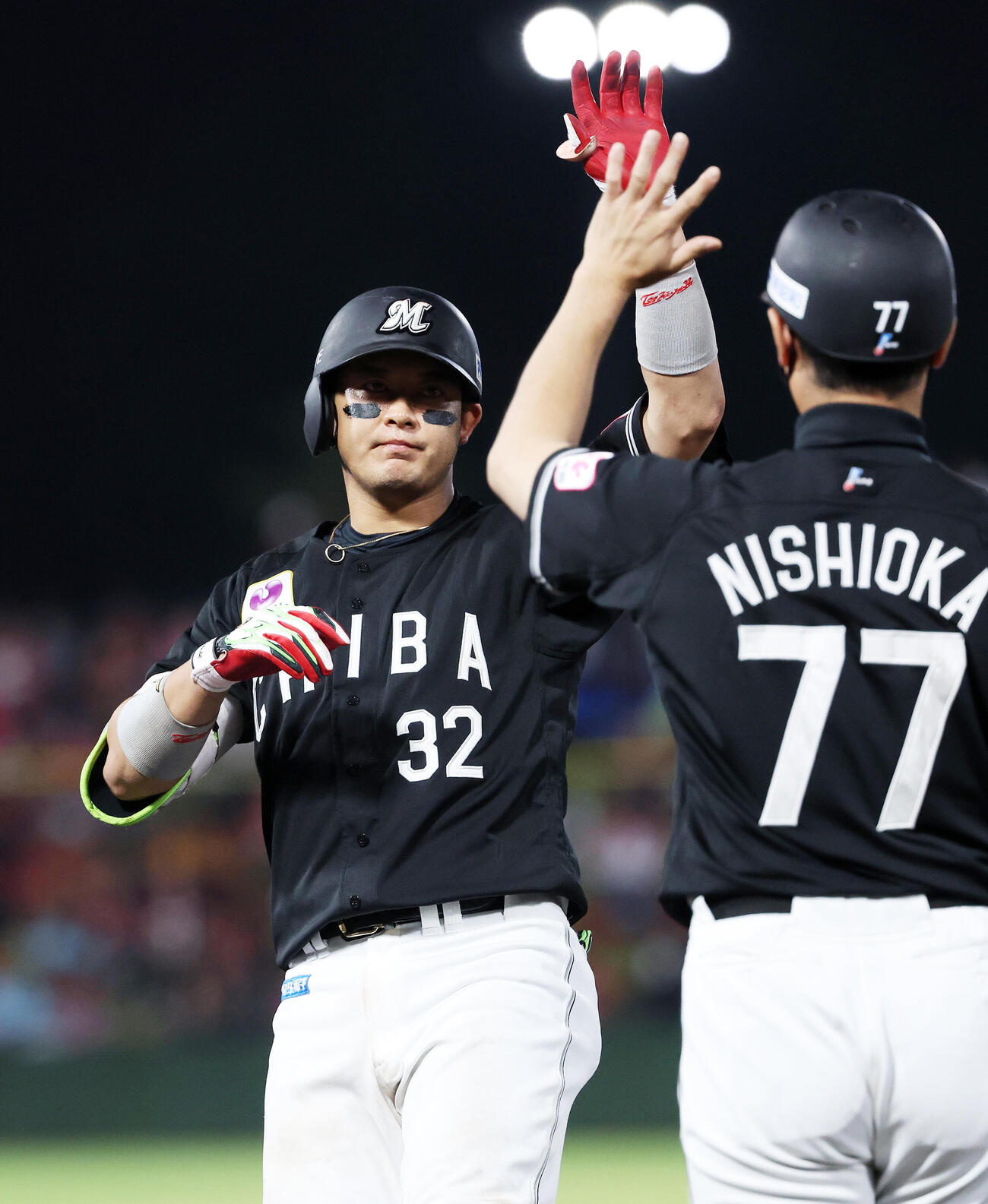 楽天対ロッテ　6回表ロッテ佐藤都志也　左前打を放ちポーズを決める（撮影・鈴木正人）