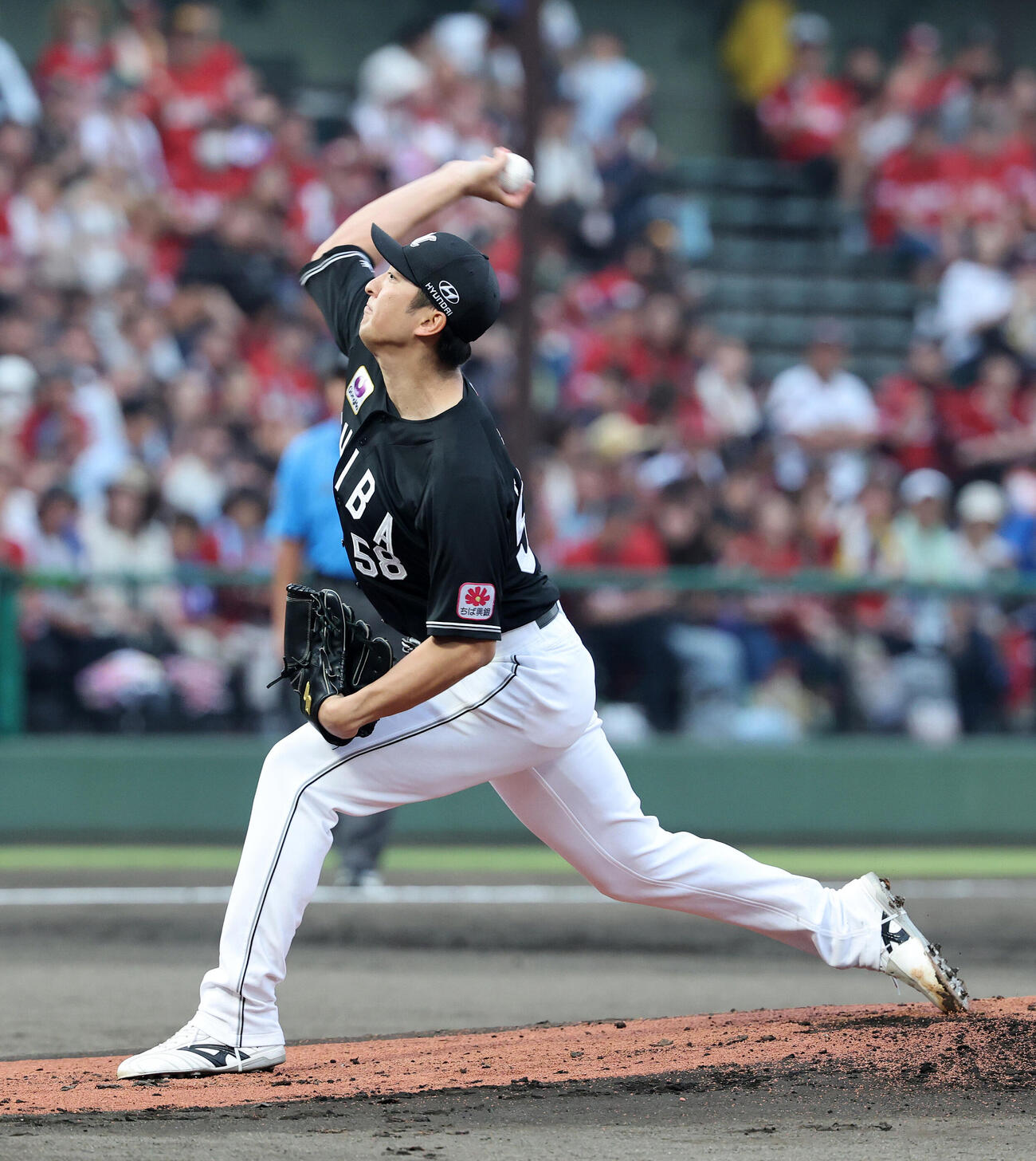 楽天対ロッテ　力投するロッテ先発の河村説人（撮影・鈴木正人）