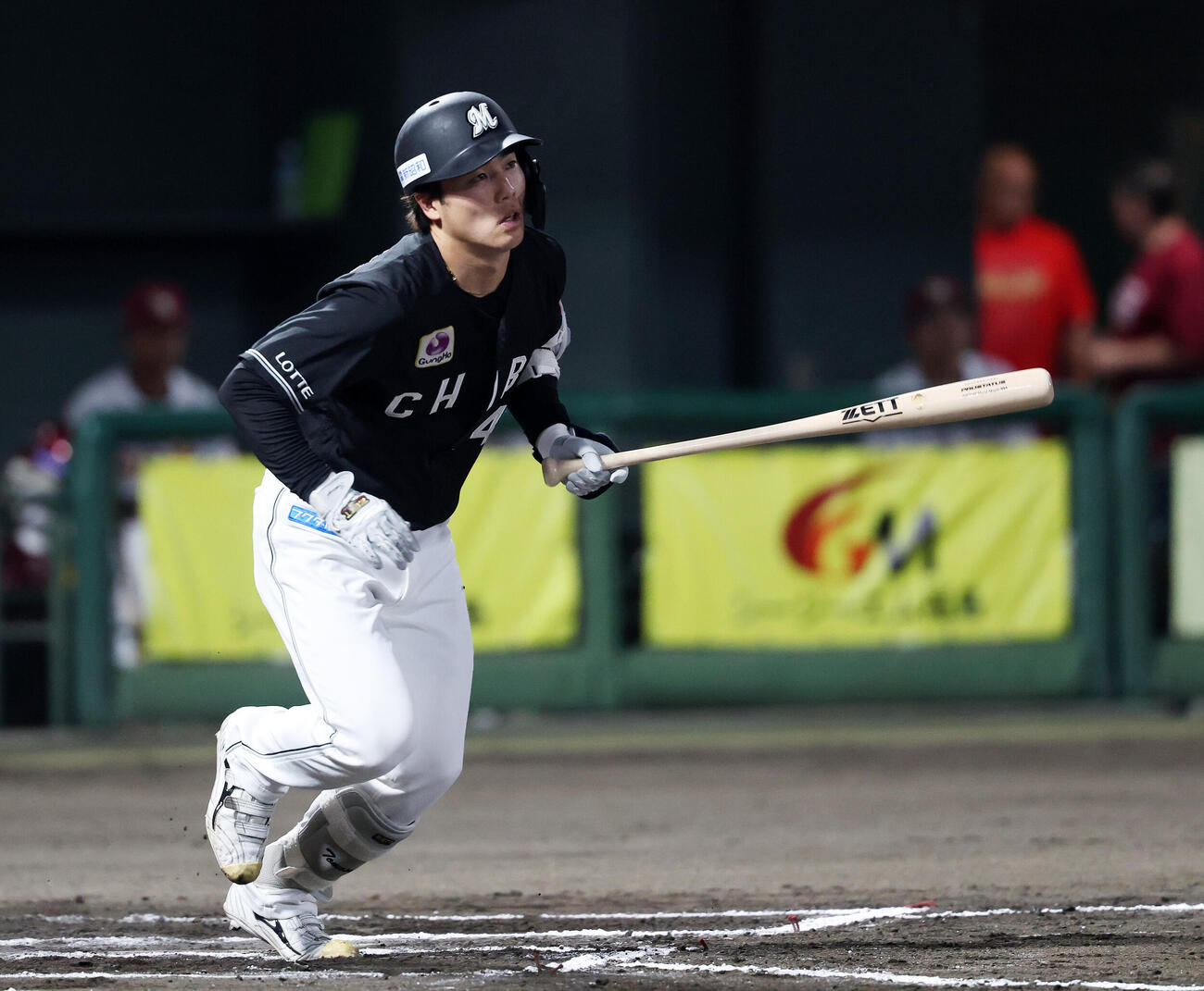 楽天対ロッテ　6回表ロッテ1死二塁、友杉篤輝は適時打を放つ（撮影・鈴木正人）
