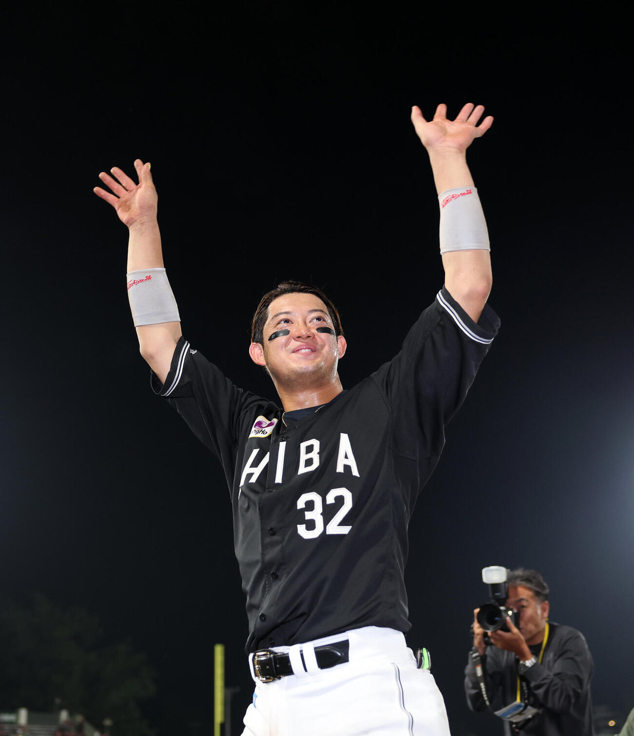 楽天対ロッテ　勝利しファンに手を振り引き揚げるロッテ佐藤都志也（撮影・鈴木正人）