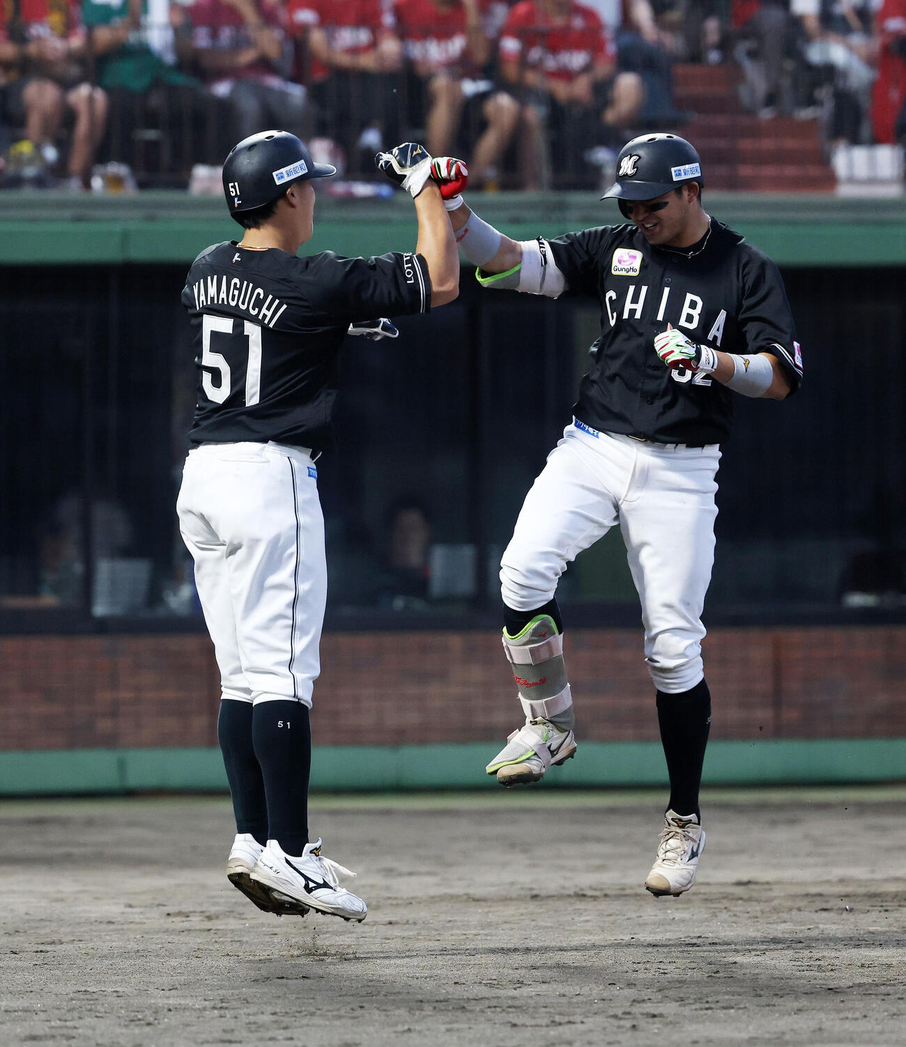 楽天対ロッテ　3回表ロッテ2死一塁、佐藤都志也（右）は2点本塁打を放ち山口航輝とジャンプし喜ぶ（撮影・鈴木正人）