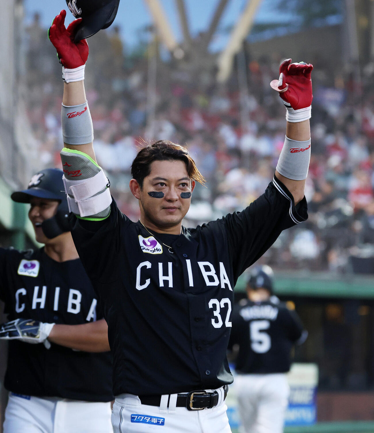 楽天対ロッテ　3回表ロッテ2死一塁、佐藤都志也は2点本塁打を放ちファンの声援に応える（撮影・鈴木正人）