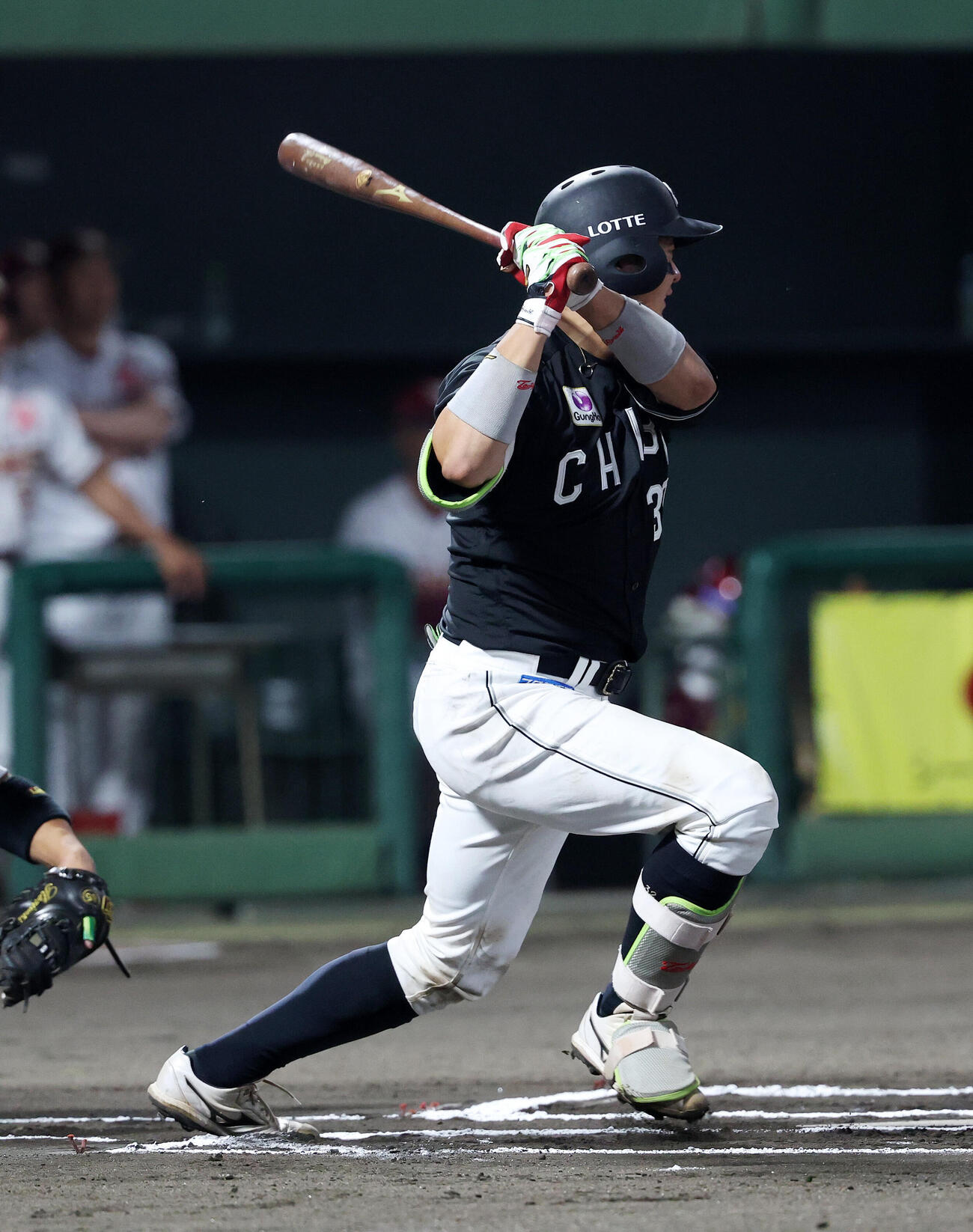 楽天対ロッテ　6回表ロッテ佐藤都志也　左前打を放ちポーズを決める（撮影・鈴木正人）