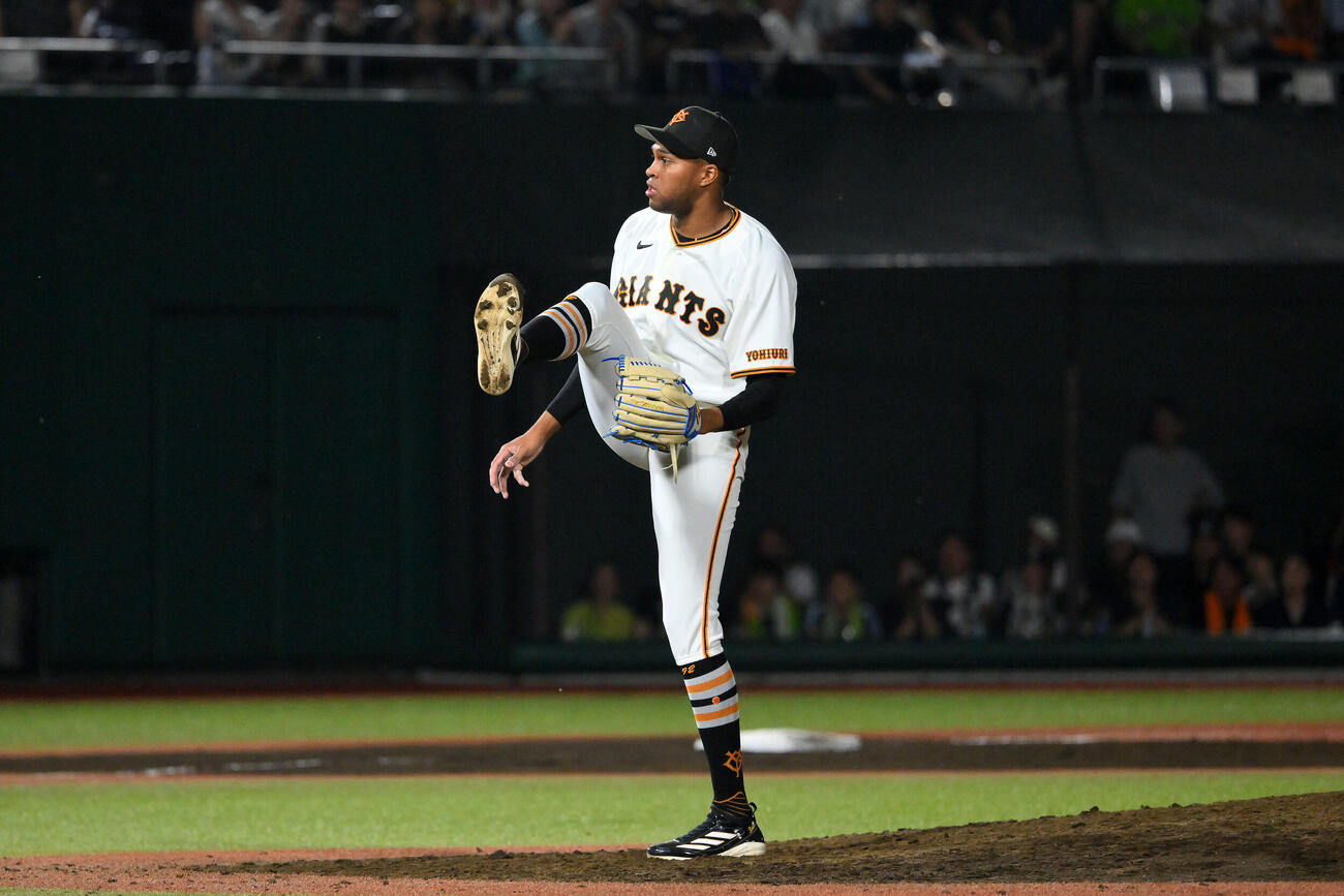 巨人対ヤクルト　9回裏、巨人6番手で登板し試合を締めたライデル・マルティネス（撮影・滝沢徹郎）