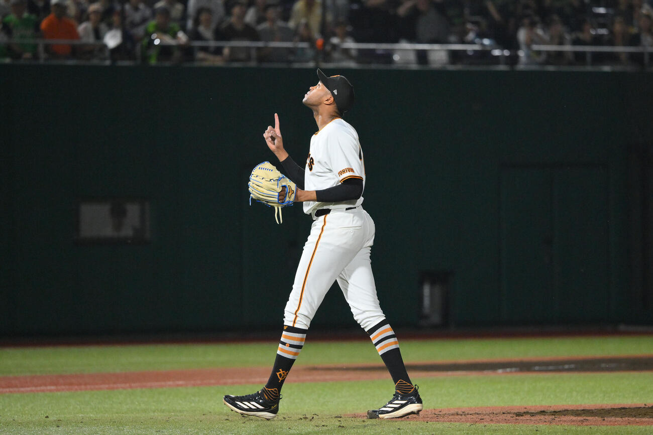 巨人対ヤクルト　9回裏、6番手で登板し試合を締めた巨人ライデル・マルティネス（撮影・滝沢徹郎）