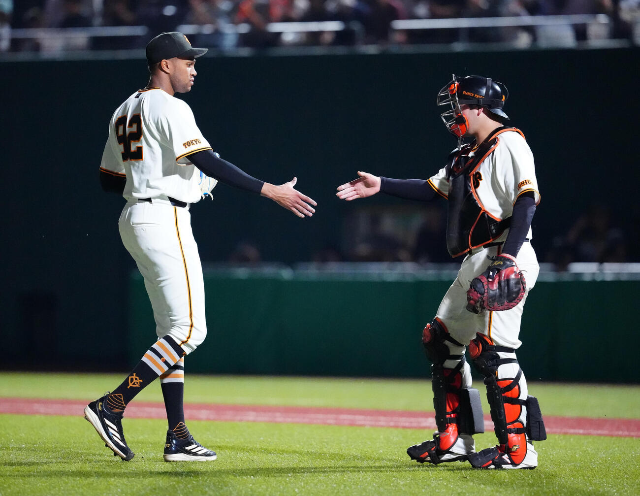 巨人対ヤクルト　9回表、最後を締め巨人捕手岸田行倫（右）と握手を交わす6番手のライデル・マルティネス（撮影・江口和貴）