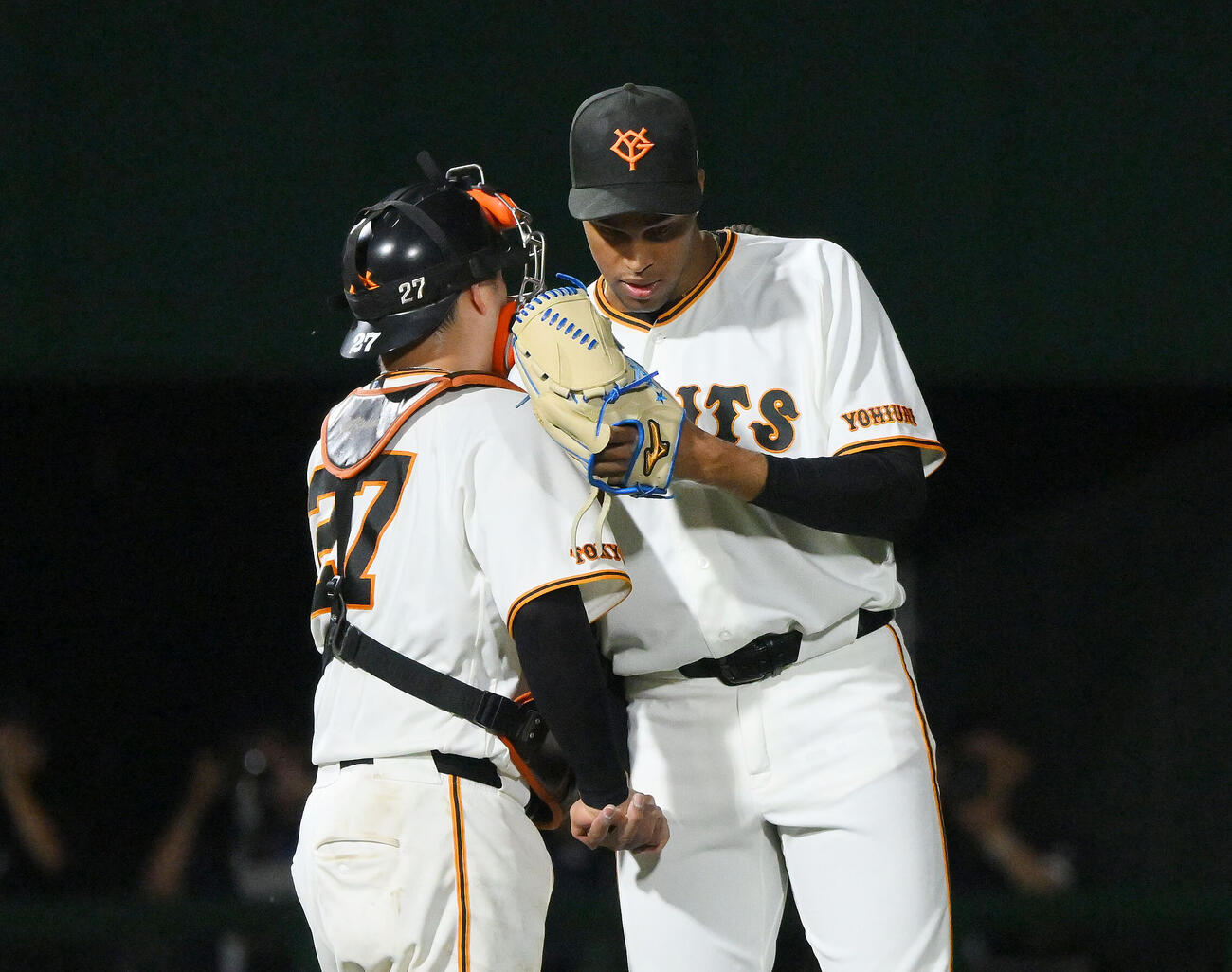巨人対ヤクルト　9回裏、巨人6番手で登板し試合を締めたライデル・マルティネス（右）は岸田行倫とハグする（撮影・滝沢徹郎）