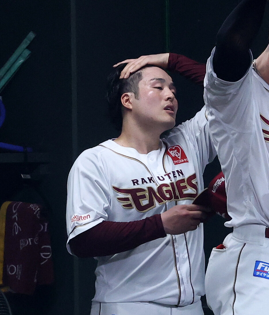 楽天対ロッテ　6回途中、降板した楽天滝中瞭太（撮影・鈴木正人）
