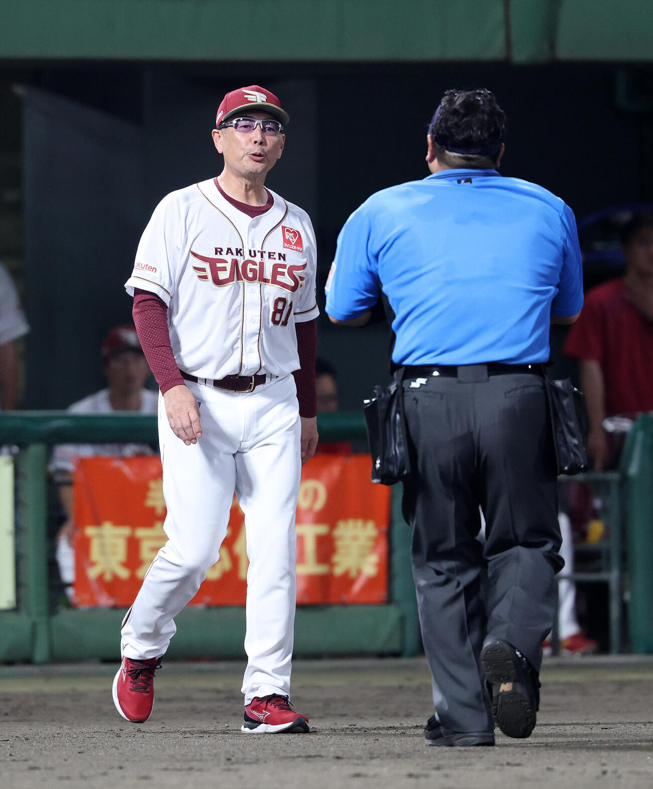 楽天対ロッテ　6回表、投手交代を告げる楽天吉井理人監督（撮影・鈴木正人）