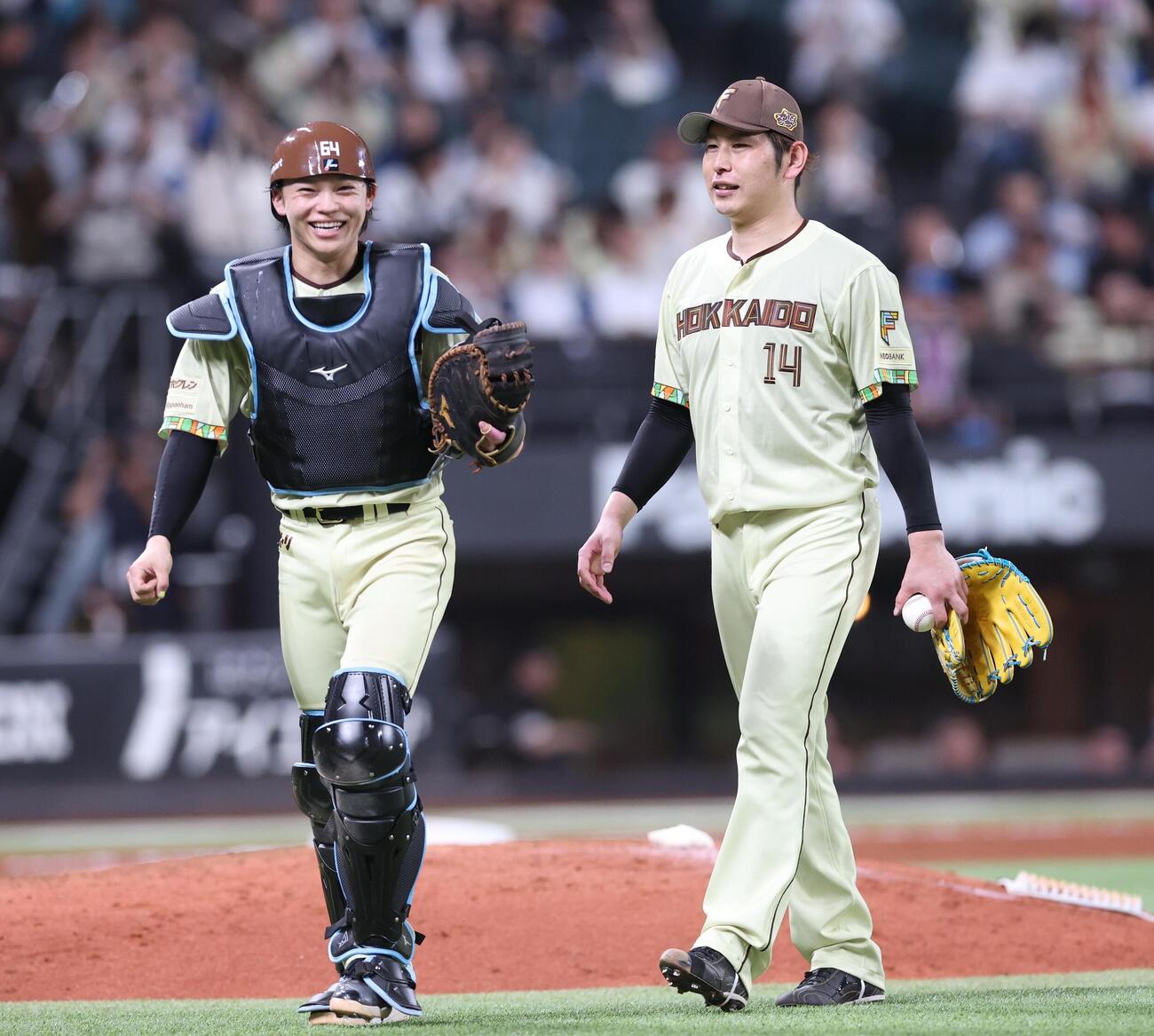 日本ハム対オリックス　試合後、笑顔で引き揚げる田宮裕涼（左）と加藤貴之（撮影・黒川智章）
