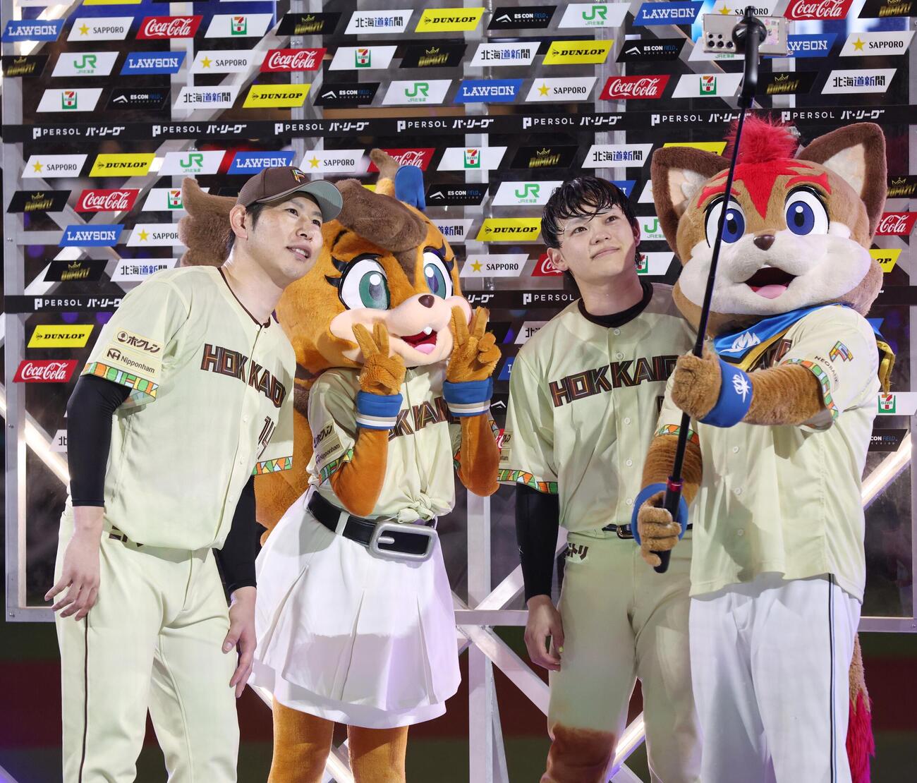 日本ハム対オリックス　お立ち台で「自撮り」する日本ハム加藤貴之（左）と田宮裕涼（撮影・黒川智章）