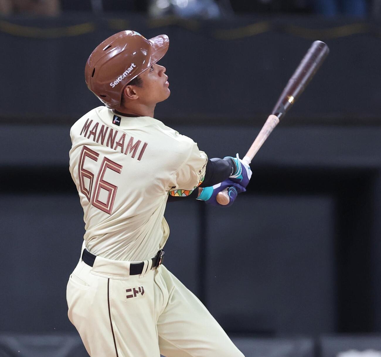 日本ハム対オリックス　6回裏日本ハム無死、本塁打を放つ万波中正（撮影・黒川智章）