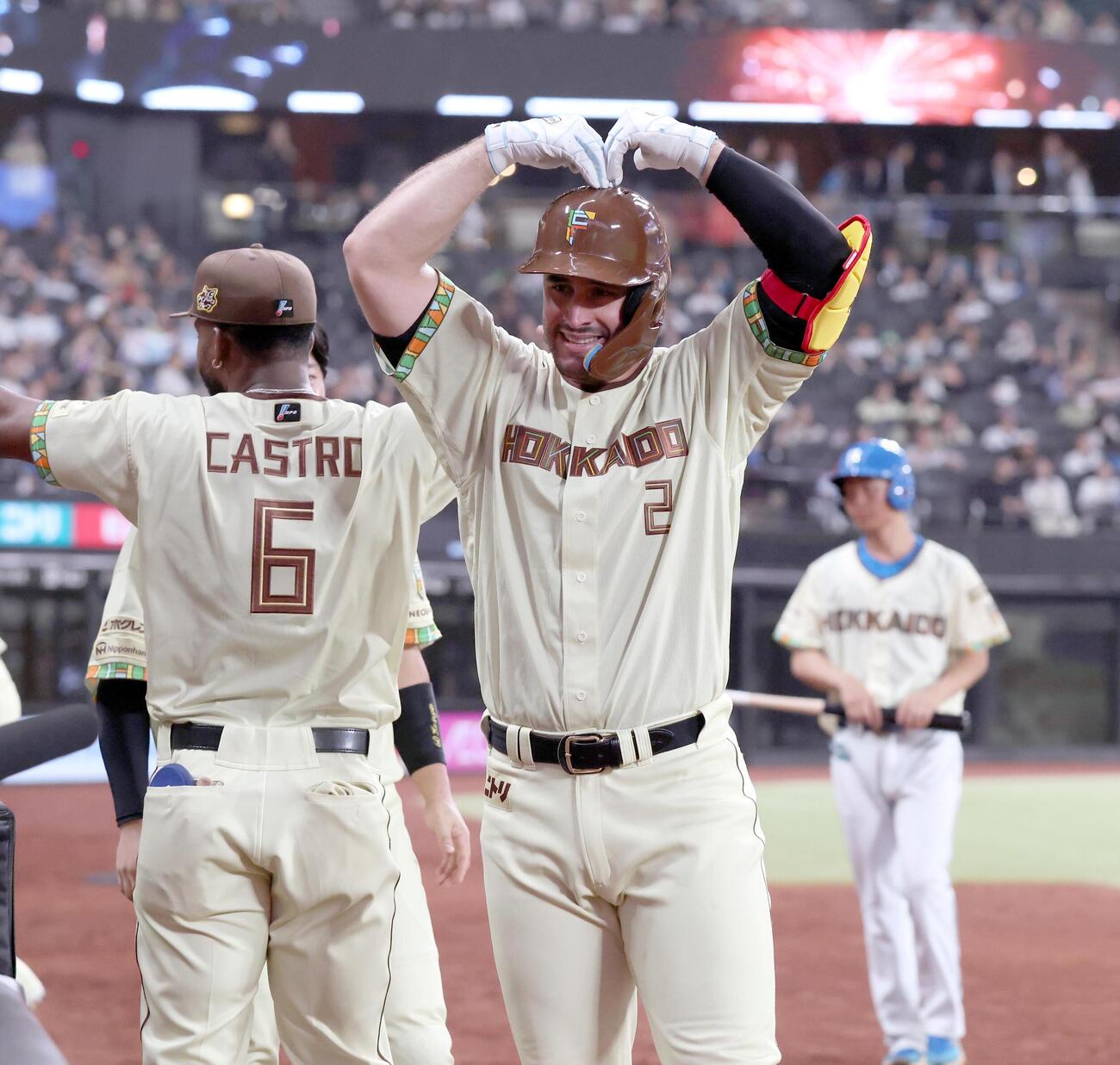 日本ハム対オリックス　7回裏日本ハム無死、本塁打を放ちポーズをとるマルティネス（撮影・黒川智章）