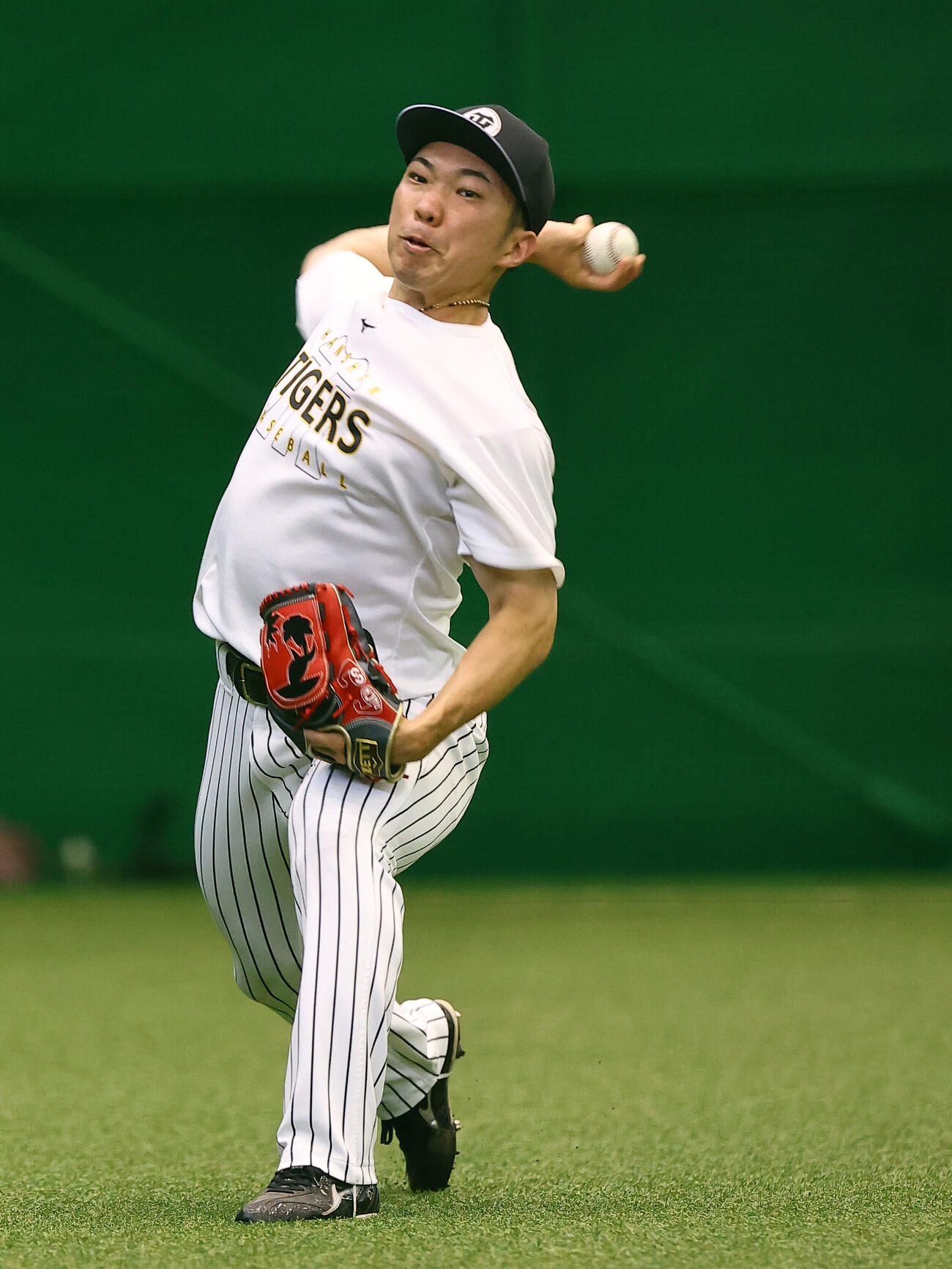 2026年6月27日、キャッチボールをする阪神石井大智