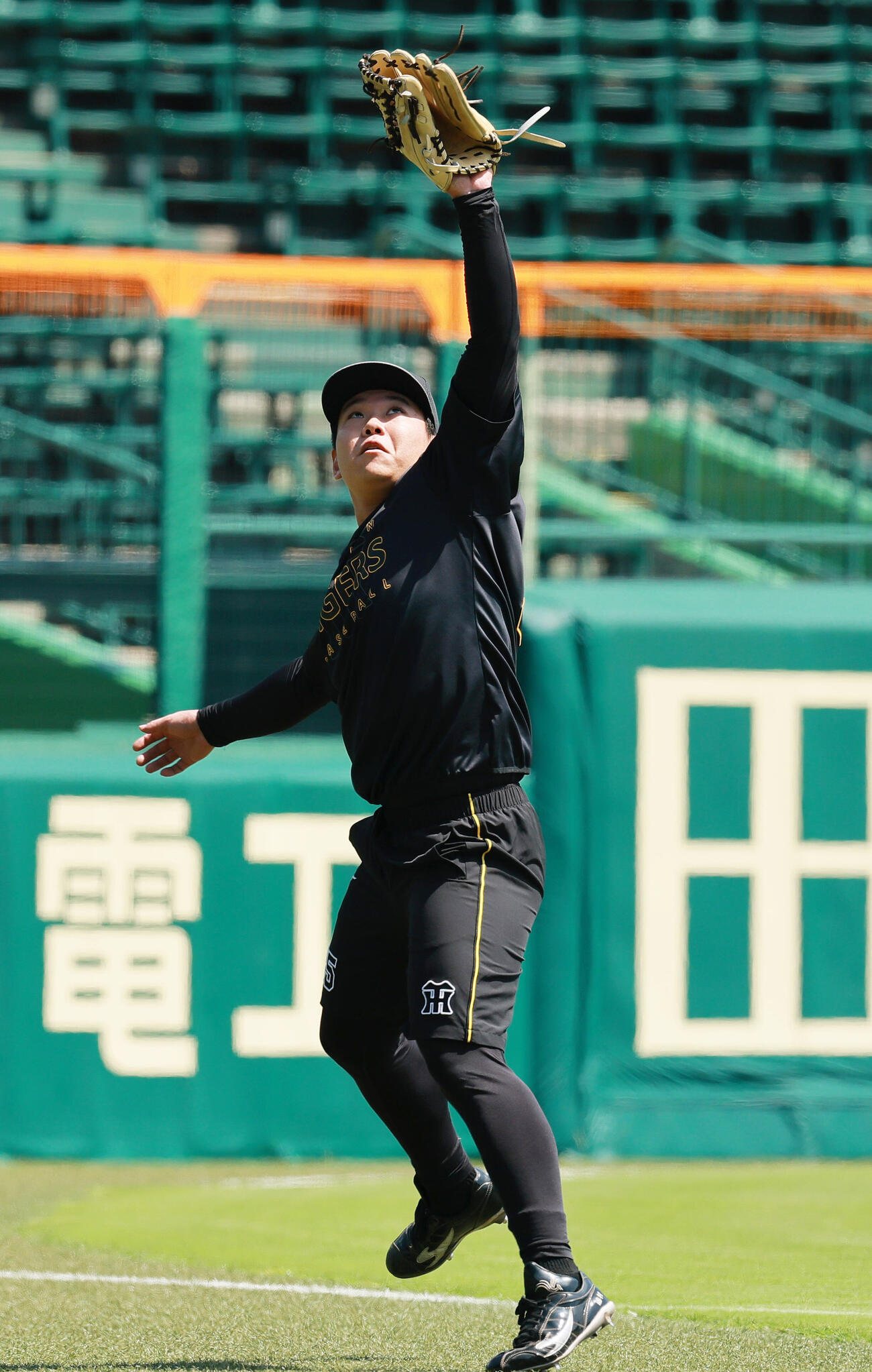 阪神対中日　外野で球を追う阪神嶋村麟士朗（撮影・上山淳一）