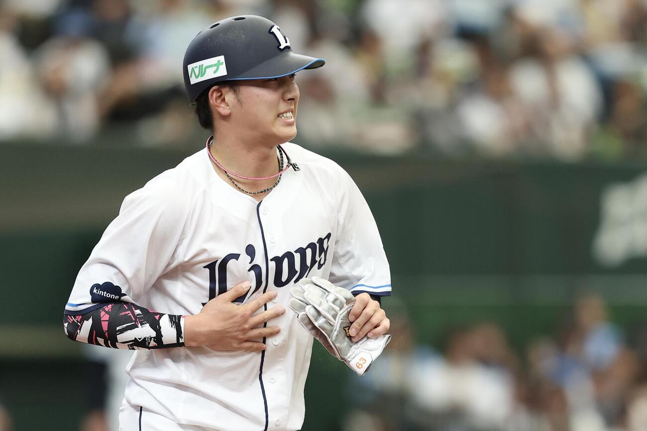 西武対楽天　1回裏西武無死、死球を受ける長谷川信哉（撮影・河田真司）