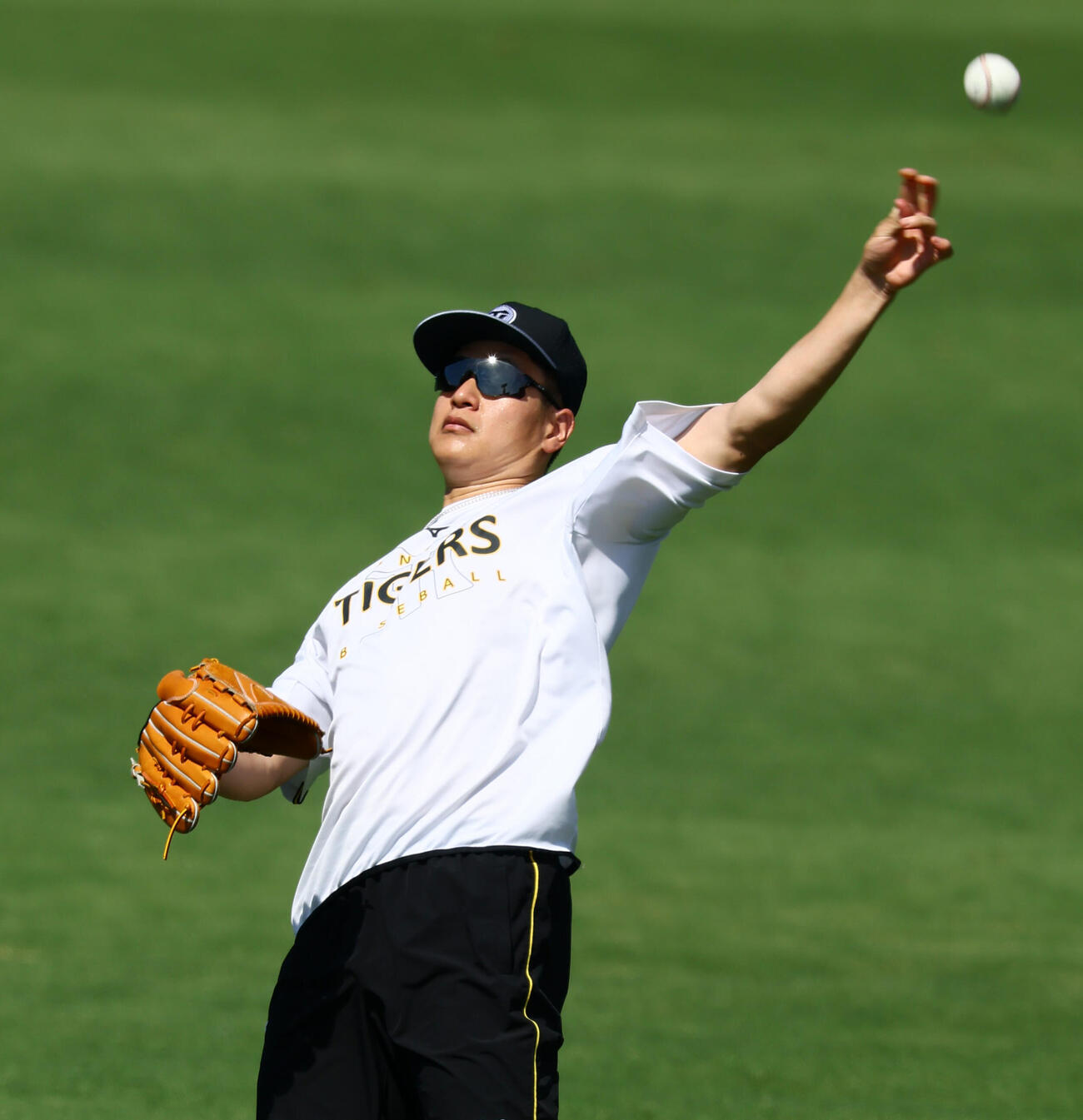 阪神対中日　練習でキャッチボールする阪神大竹耕太郎（撮影・加藤哉）