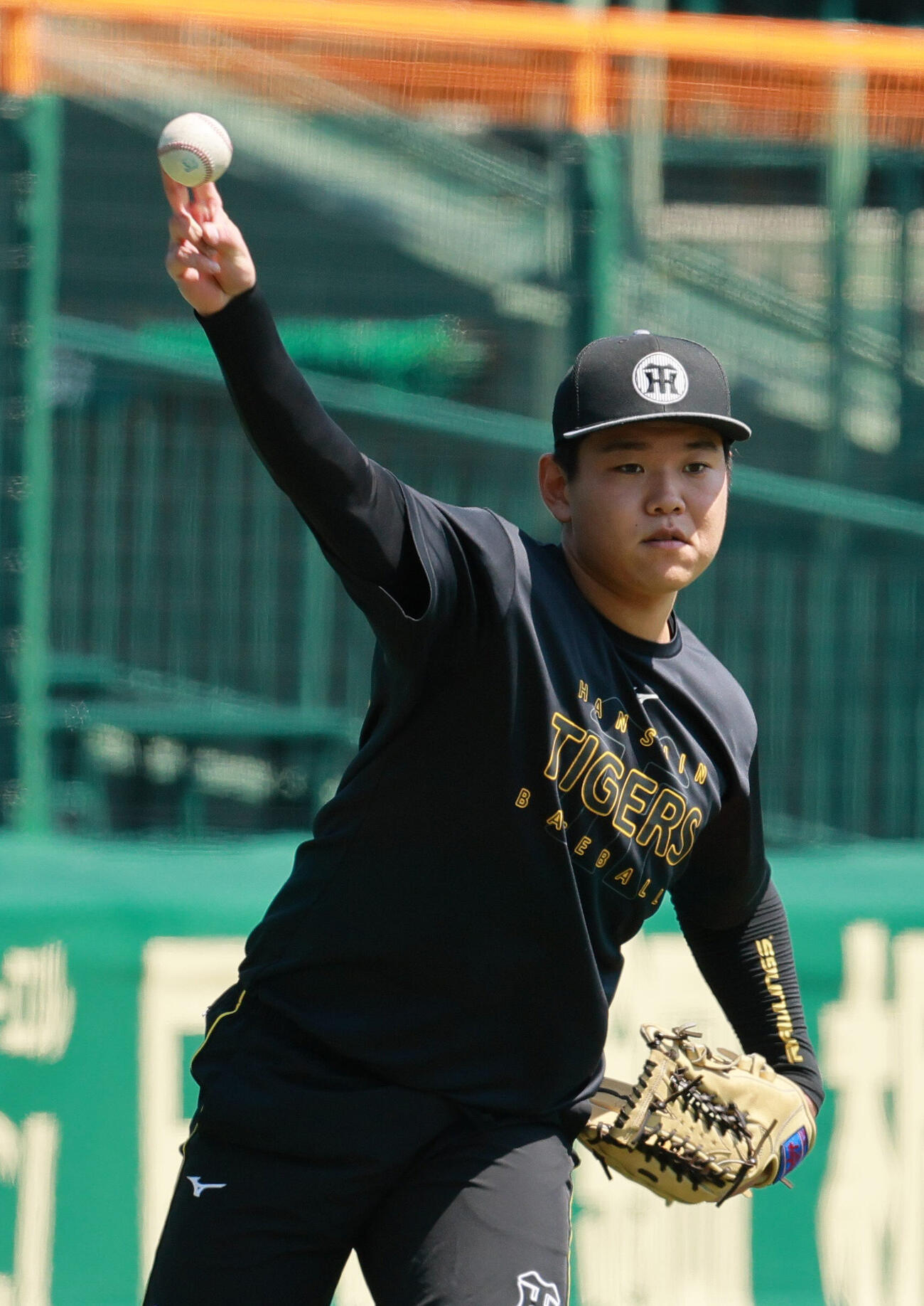 阪神対中日　外野で守備練習する阪神嶋村麟士朗（撮影・上山淳一）