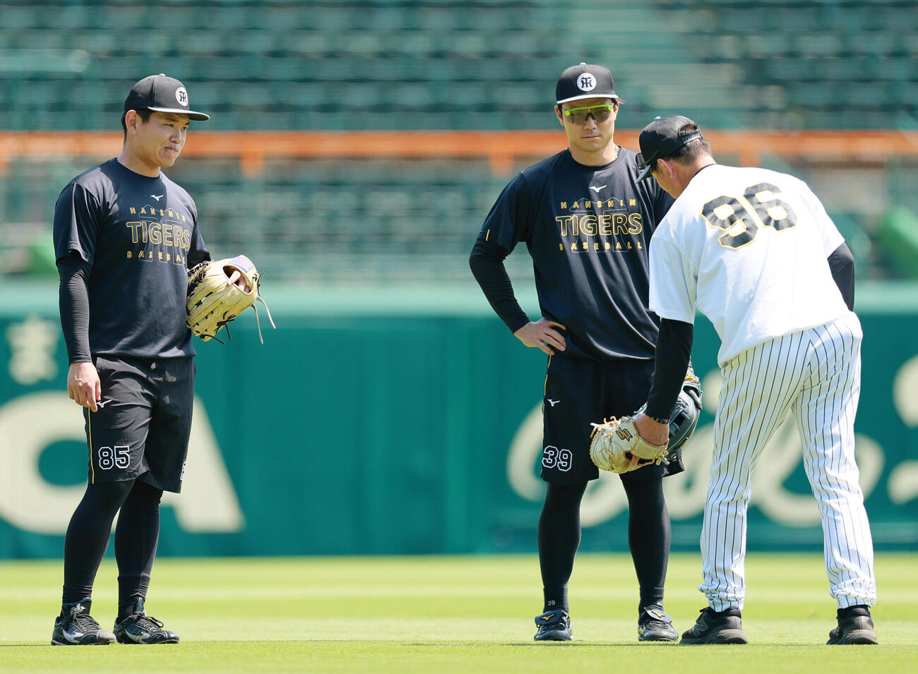 阪神対中日　外野で阪神筒井壮外野守備兼走塁チーフコーチ（手前）の指導を受ける嶋村麟士朗（左）と栄枝裕貴（撮影・上山淳一）