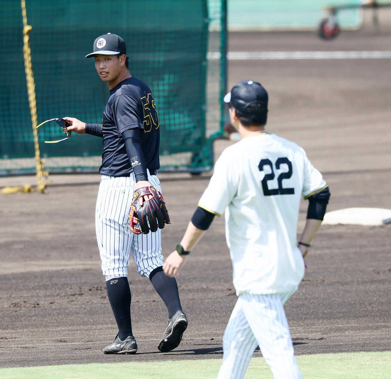 阪神対中日　藤川球児監督（右）にあいさつする阪神百崎蒼生（撮影・加藤哉）