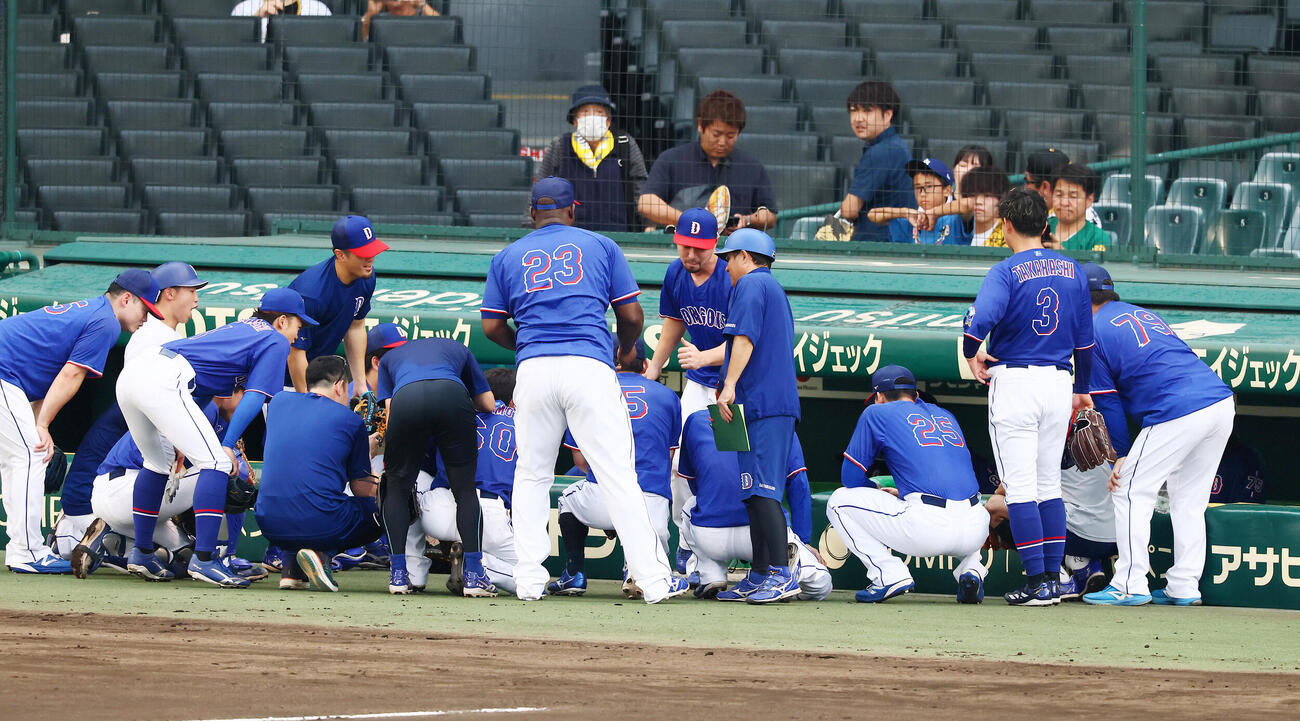 阪神対中日　試合前の円陣を組む中日ナイン（撮影・加藤哉）