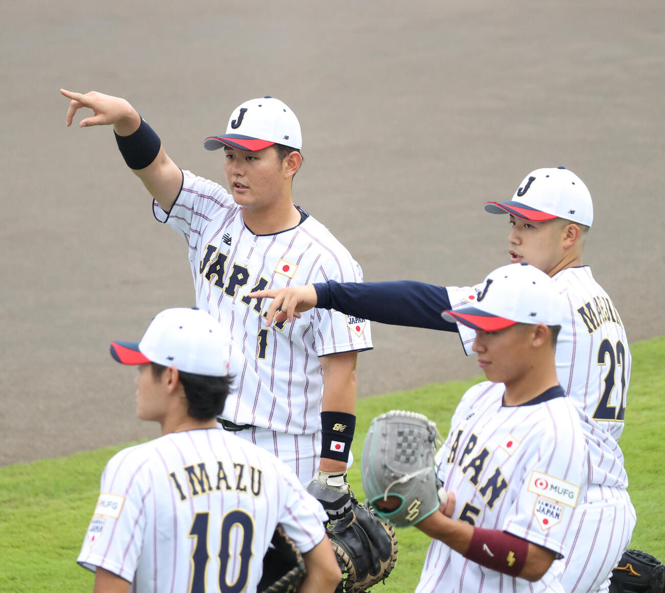 練習の合間に話す青学大・渡部海主将（左）と亜大・前嶋藍（撮影・柴田隆二）