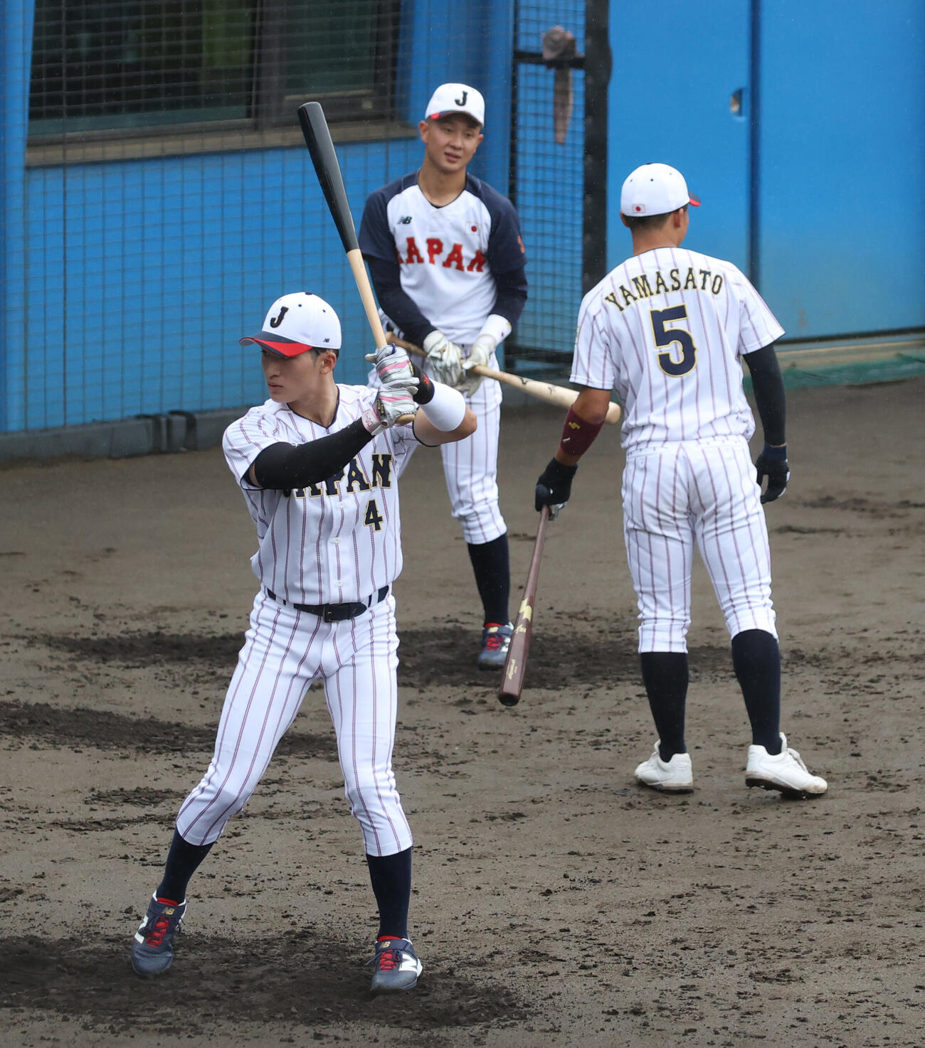 ティー打撃をする明大・岡田啓吾（左）（撮影・柴田隆二）