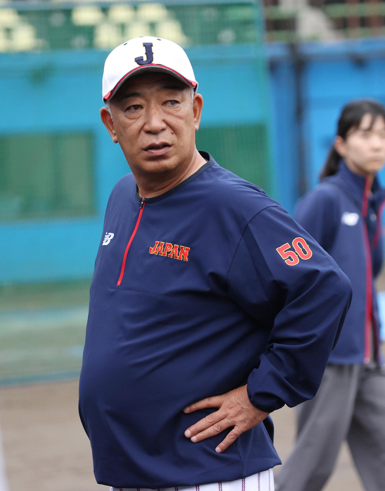 練習を見守る鈴木英之侍ジャパン大学代表監督（撮影・柴田隆二）
