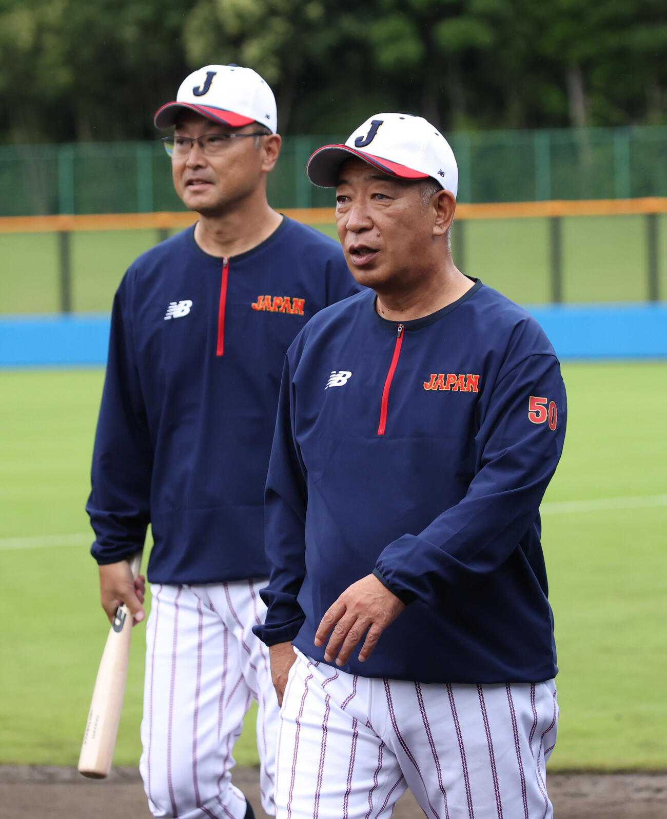 鈴木英之侍ジャパン大学代表監督（右）と溝口智成コーチ（杏林大監督）（撮影・柴田隆二）