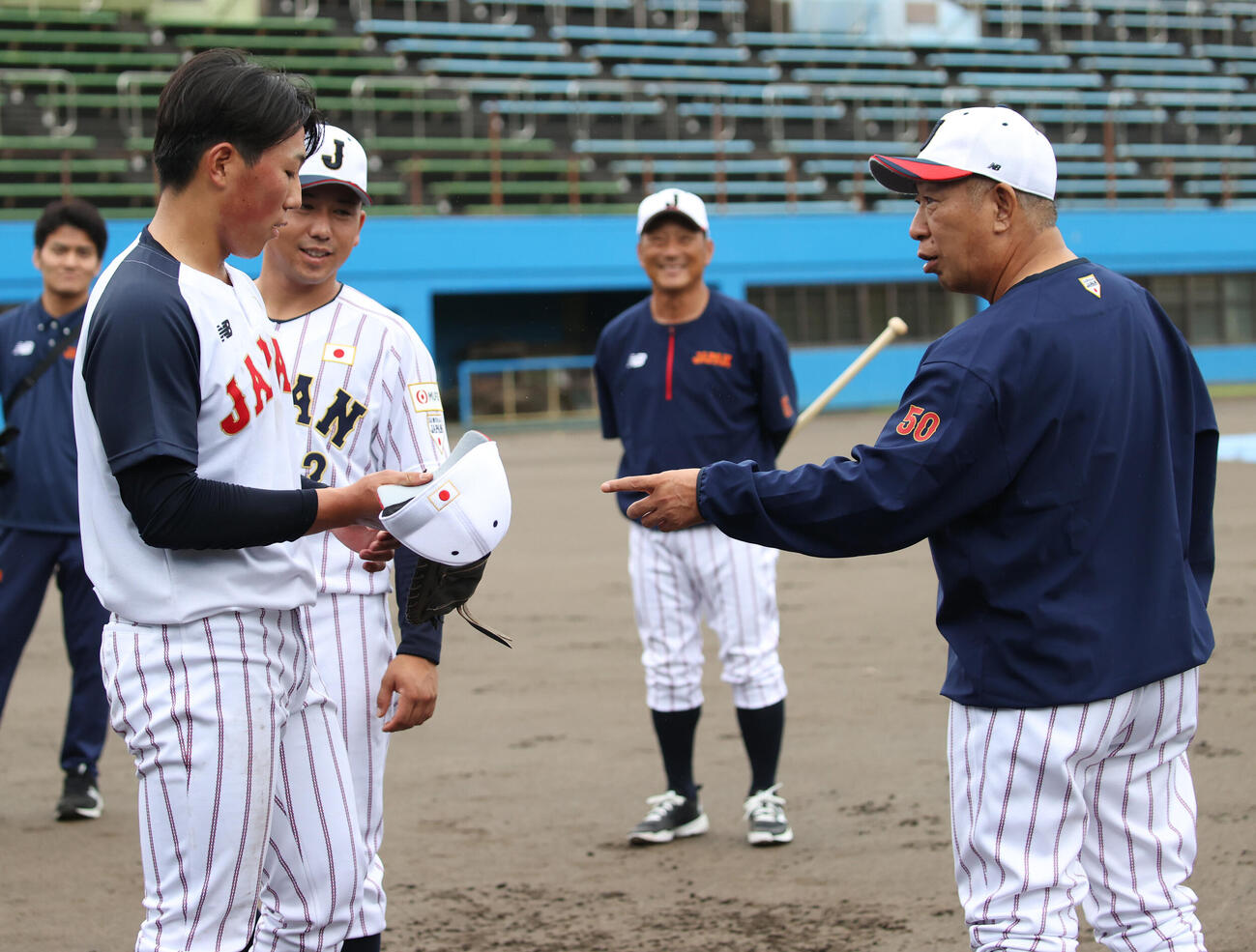 鈴木英之侍ジャパン大学代表監督（右）は法大・井上和輝（左）と話す（撮影・柴田隆二）