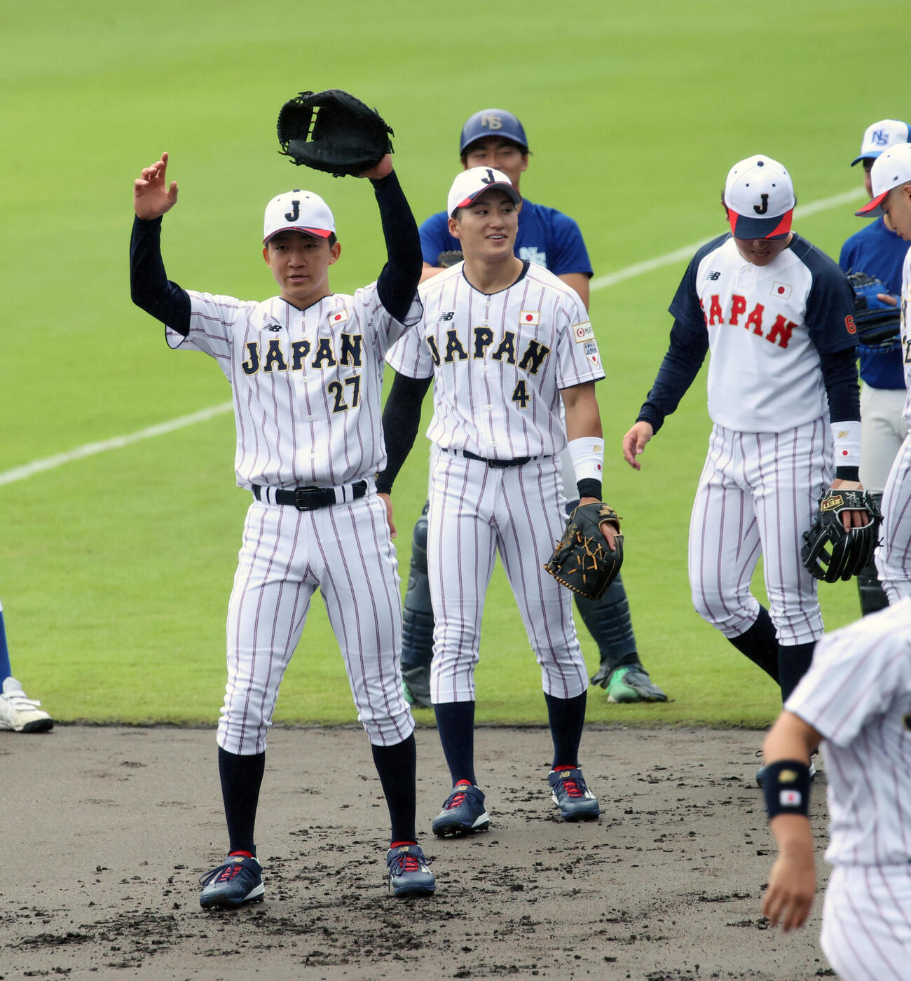 ノックを受ける立命大・西野啓也（左）と明大・岡田啓吾（撮影・柴田隆二）