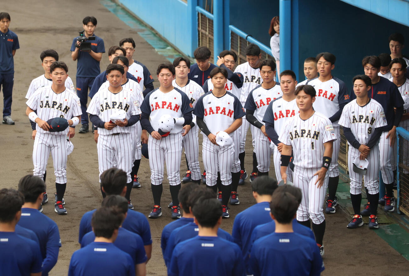 練習を手伝う日体大の野球部員にあいさする青学大・渡部海主将（右から2人目）と大学代表（撮影・柴田隆二）