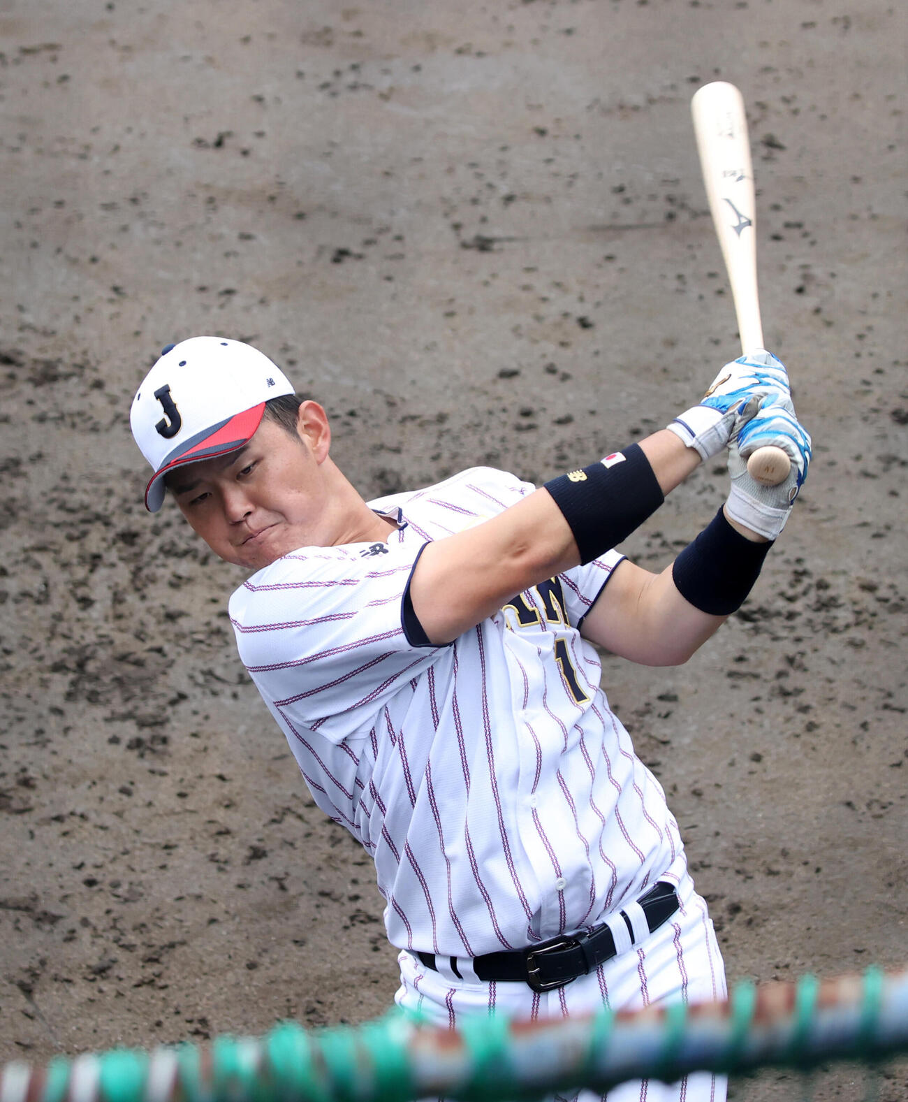 ティー打撃をする青学大・渡部海（撮影・柴田隆二）