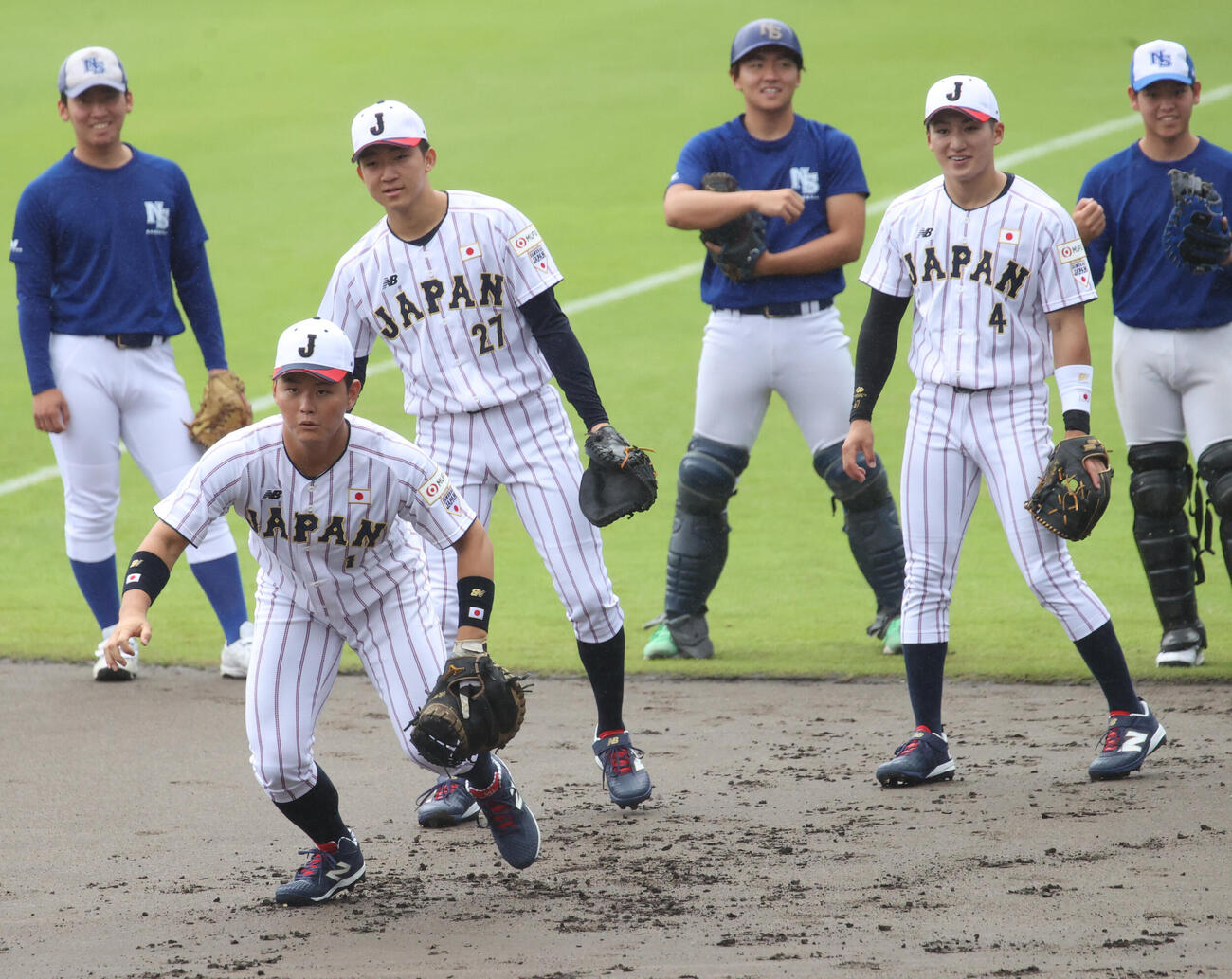 守備練習する、左から青学大・渡部海、立命大・西野啓也、明大・岡田啓吾（撮影・柴田隆二）