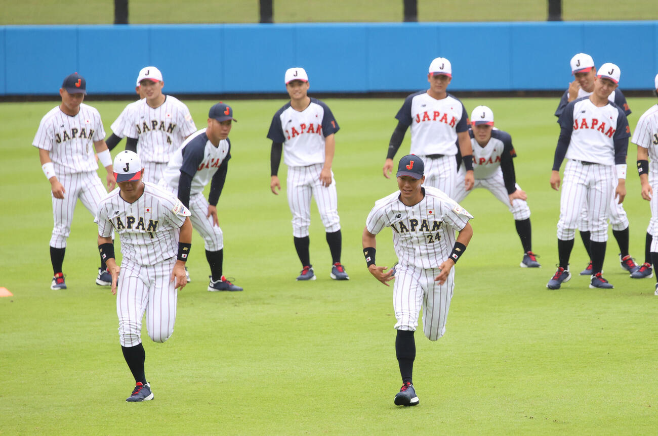 直前合宿でダッシュする青学大・渡部海（左）と東日本国際大・黒田義信（撮影・柴田隆二）